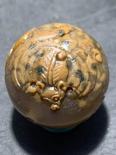 精美亚光冻料战国红玛瑙手工巧雕蝙蝠，钱币（财福双至）圆珠一个， - 精美亚光冻料战国红玛瑙手工巧雕蝙蝠，钱币（财福双至）圆珠一个，