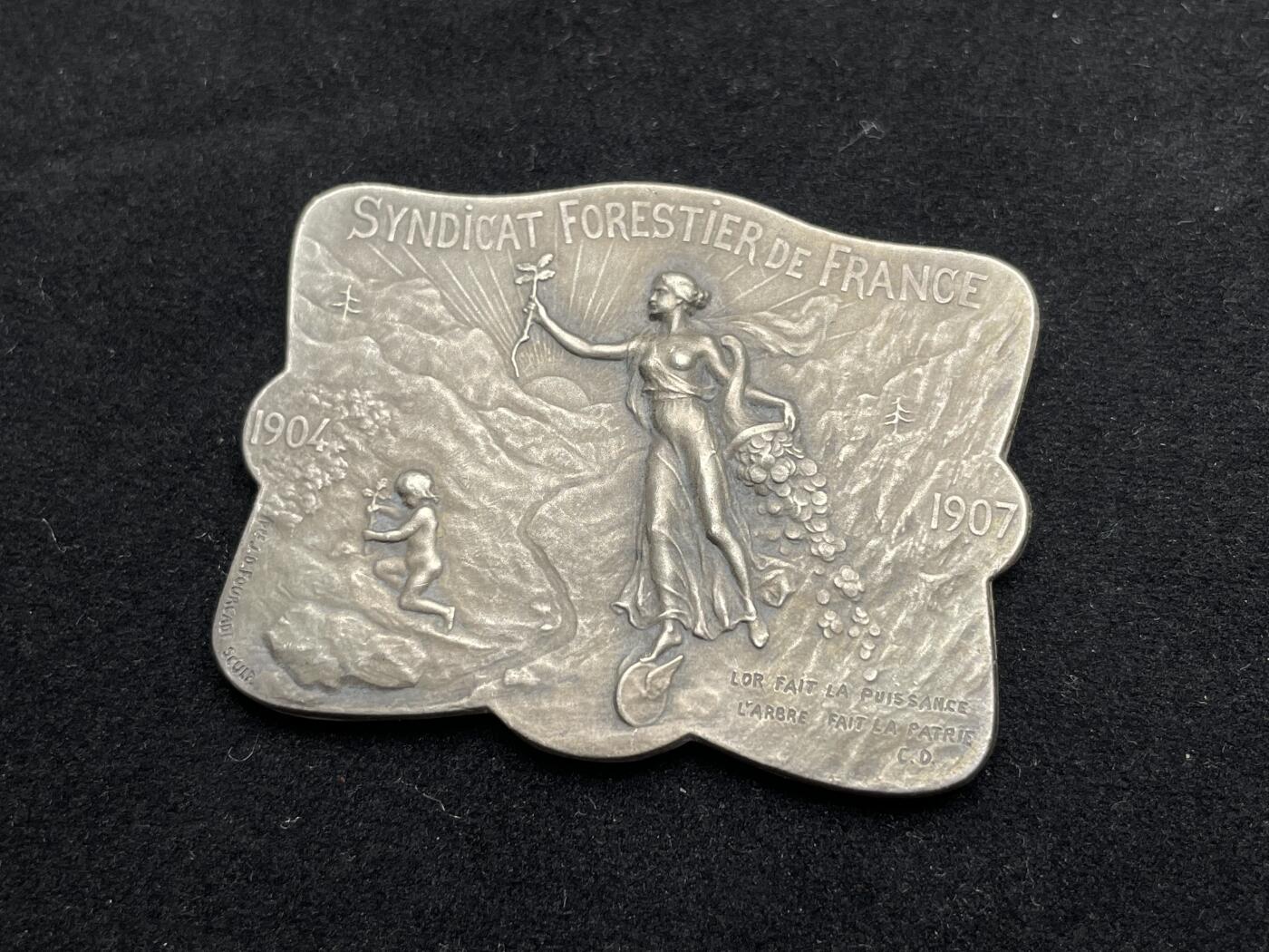 「木头集藏」章牌精品专场！ Jean Fourcade～法国林业辛迪加银章，尺寸：40 ×30mm，23g，边铭：丰饶角 1ARGENT，用于颁发给创始成员，外观呈不规则曲线形，非常少见。