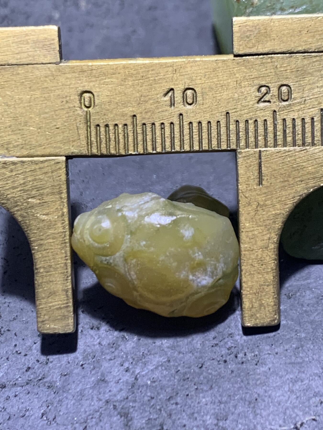 精美阿拉善戈壁筋脉石小原石一颗，