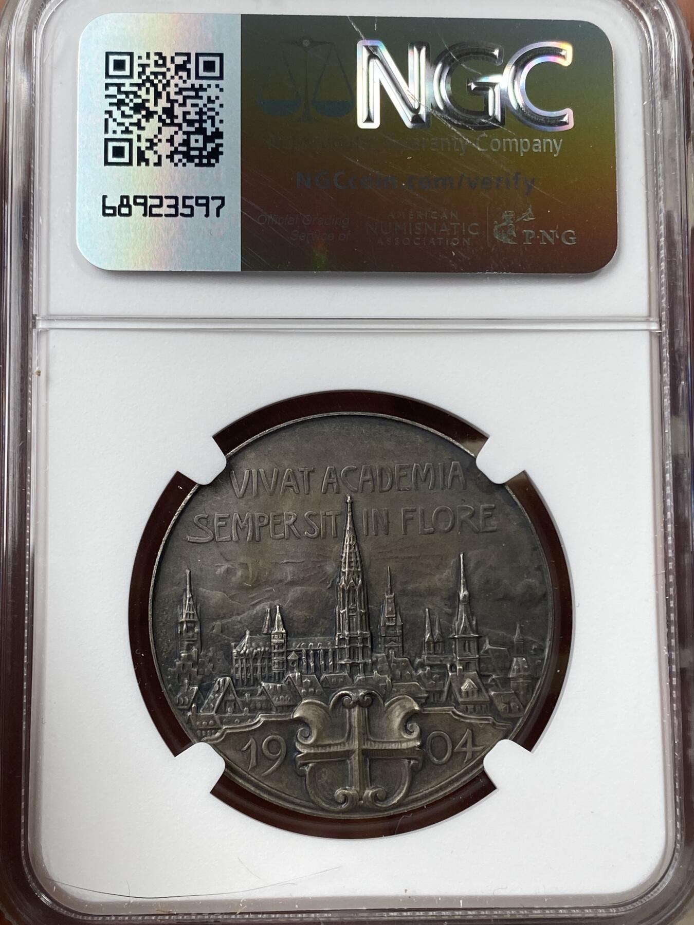 万国钱币拍卖第040期（万国2025新年大拍） NGC MS64 1904年德国弗莱堡大学梅耶鲁道夫城市景观纪念银章 丰腴貌美的少女写下“2000” 德系罕见的NUDE少女系列