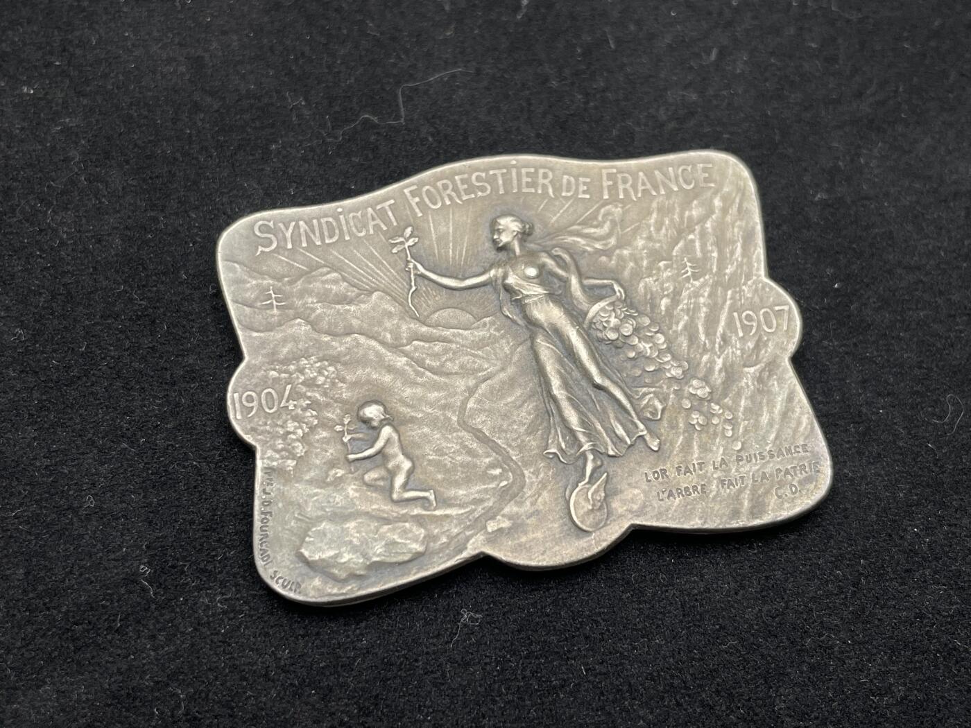 「木头集藏」章牌精品专场！ Jean Fourcade～法国林业辛迪加银章，尺寸：40 ×30mm，23g，边铭：丰饶角 1ARGENT，用于颁发给创始成员，外观呈不规则曲线形，非常少见。
