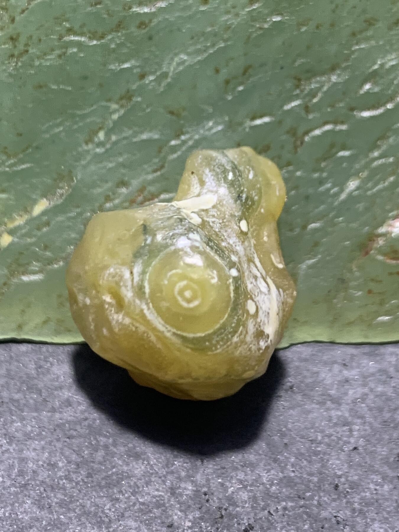 精美阿拉善戈壁筋脉石小原石一颗，