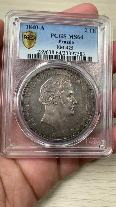 万国钱币拍卖第040期（万国2025新年大拍） PCGS MS64 1840年德国普鲁士威廉三世纹章2泰勒 仅两年发行的威廉三世系列，普鲁士2t中不可或缺的一环，原味渐变五彩，全深打顶级状态，PC唯一冠军分&封面广告币，几乎无法超越的品相。