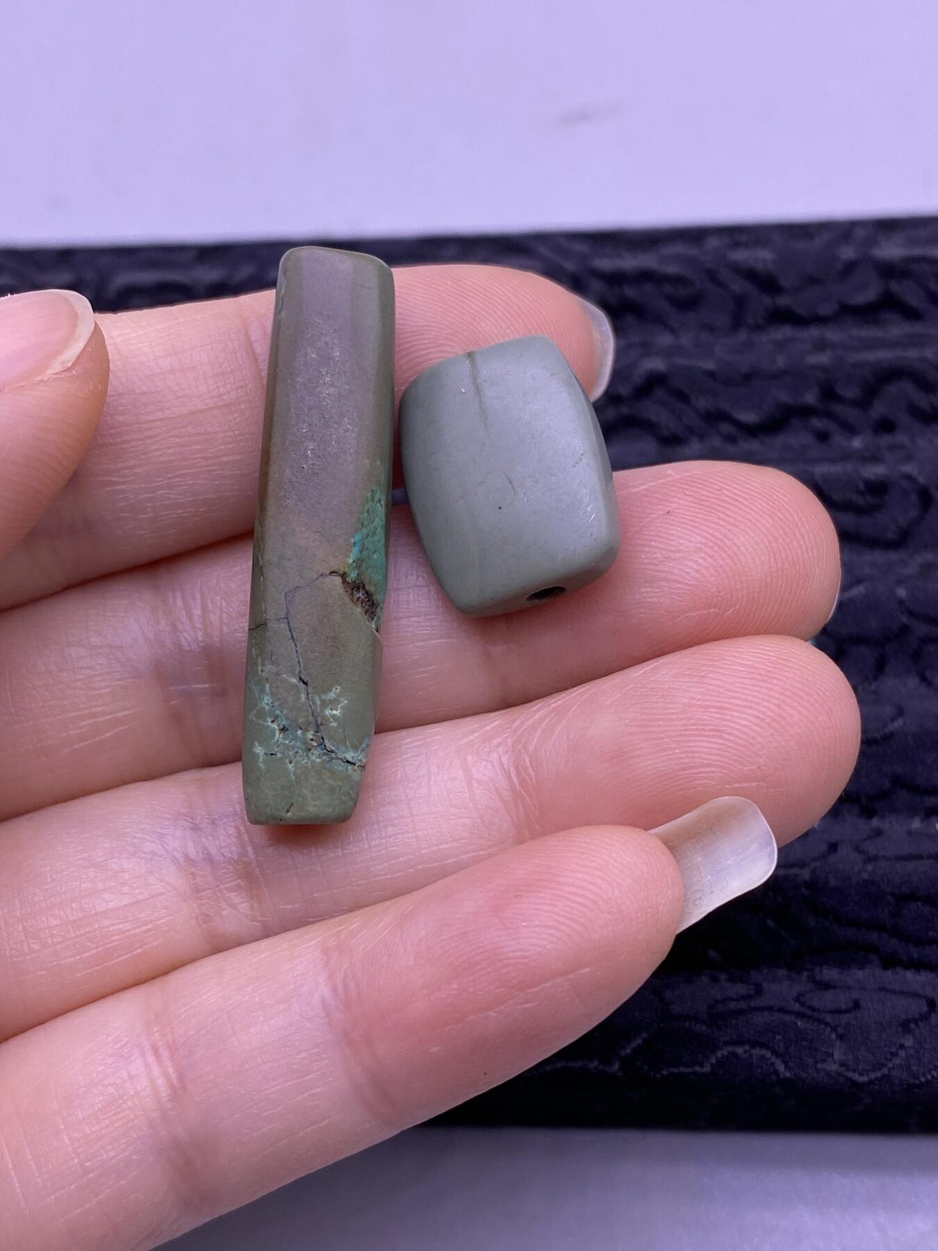 高古松石珠子6颗，尺寸0.8-3.4厘米，品相如图，1000包快递