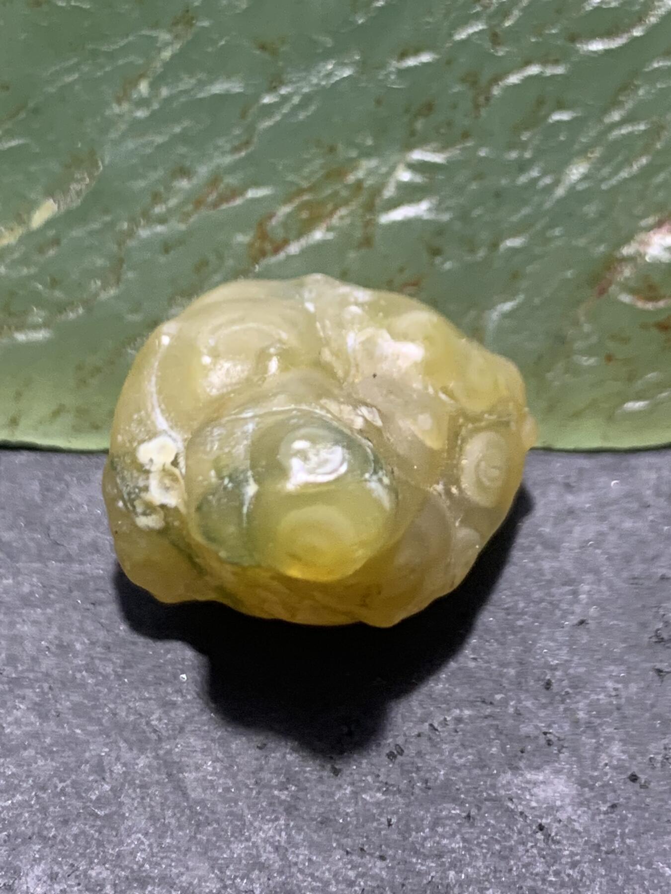 精美阿拉善戈壁筋脉石小原石一颗，