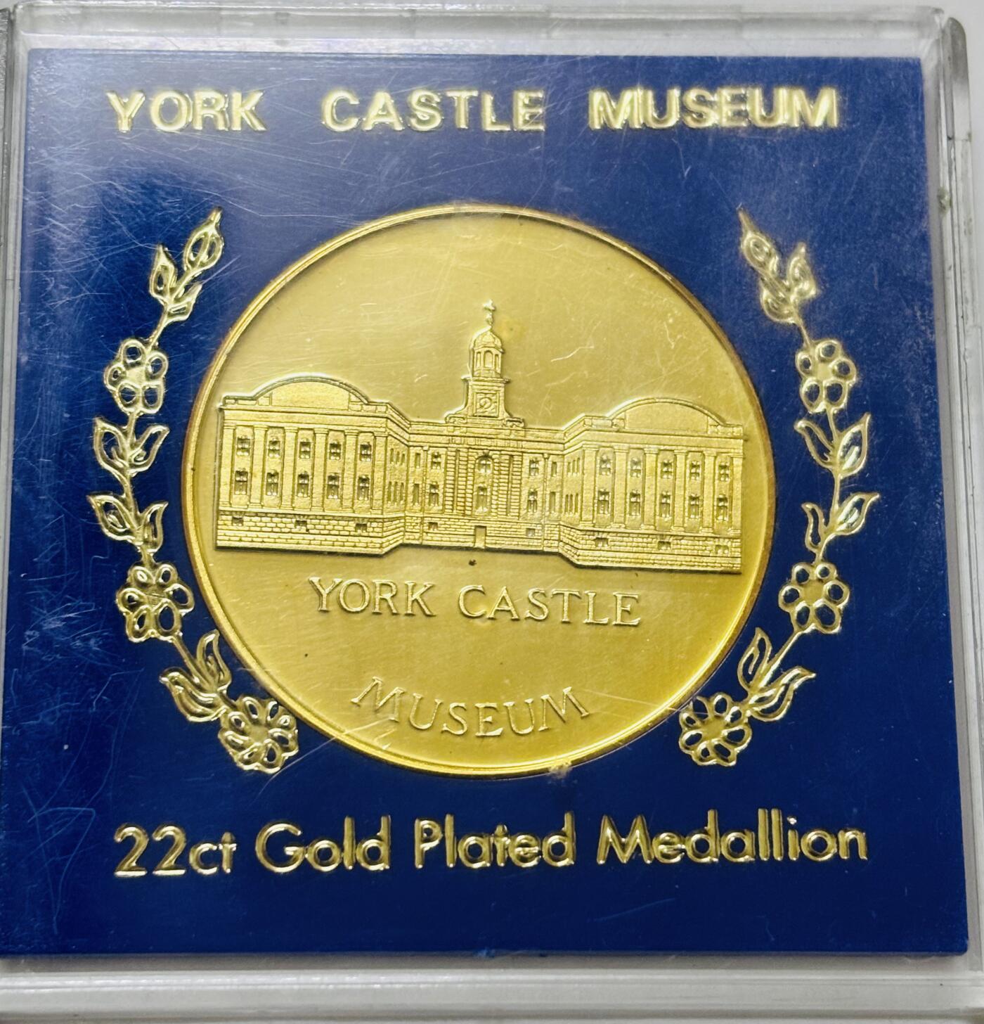 文馨钱币收藏第 203 场，英系套册纪念币，古铜币 全新约克城堡博物馆镀金纪念章，直径 37.8×2.3 重 19.2 克