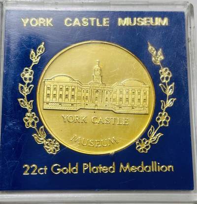 文馨钱币收藏第 203 场，英系套册纪念币，古铜币 - 全新约克城堡博物馆镀金纪念章，直径 37.8×2.3 重 19.2 克