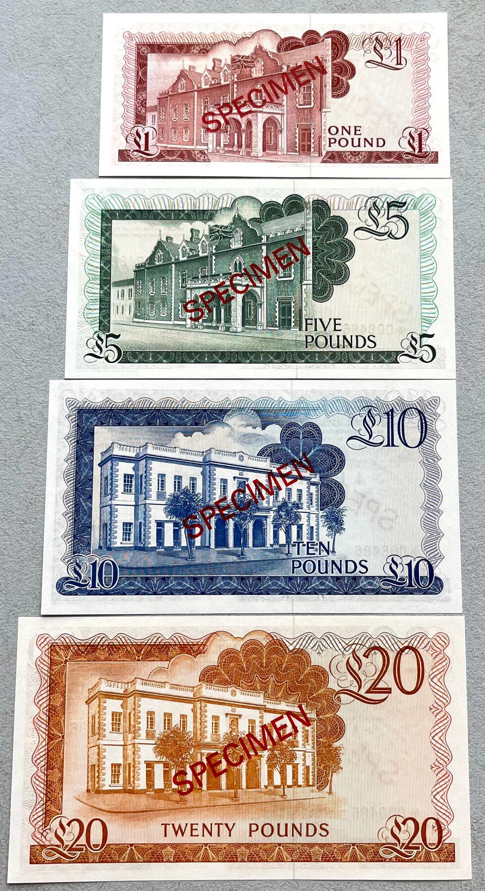 澳门钞、老台币、直布罗陀样钞、英国查尔斯国王新版英镑纸币首发冠千位号，台湾宝星奖章、联勤荣誉纪念章，韩国/哈萨克斯坦套币纪念币，图瓦卢/台湾生肖银币、陈水扁入职银币、台湾精制套币等。彼得堡世界钱币勋章拍卖第117期 直布罗陀1975年SPECIMEN样钞4枚全套纸币，1-5-10-20镑，未流通品相。10镑一角有个纸张纤维丝痕迹，不是折痕。之前拍过，中拍的朋友介意这点、委托重新上拍处理。与英镑等值、淘宝售价千元