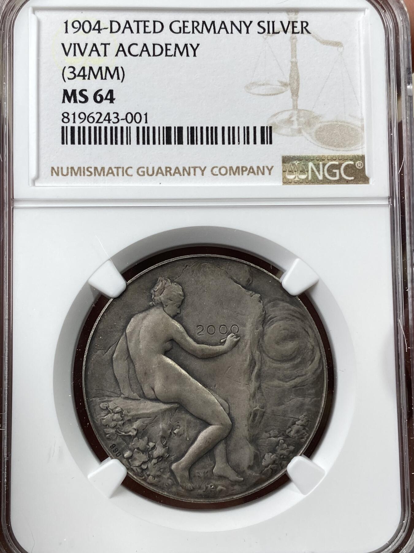 万国钱币拍卖第040期（万国2025新年大拍） NGC MS64 1904年德国弗莱堡大学梅耶鲁道夫城市景观纪念银章 丰腴貌美的少女写下“2000” 德系罕见的NUDE少女系列