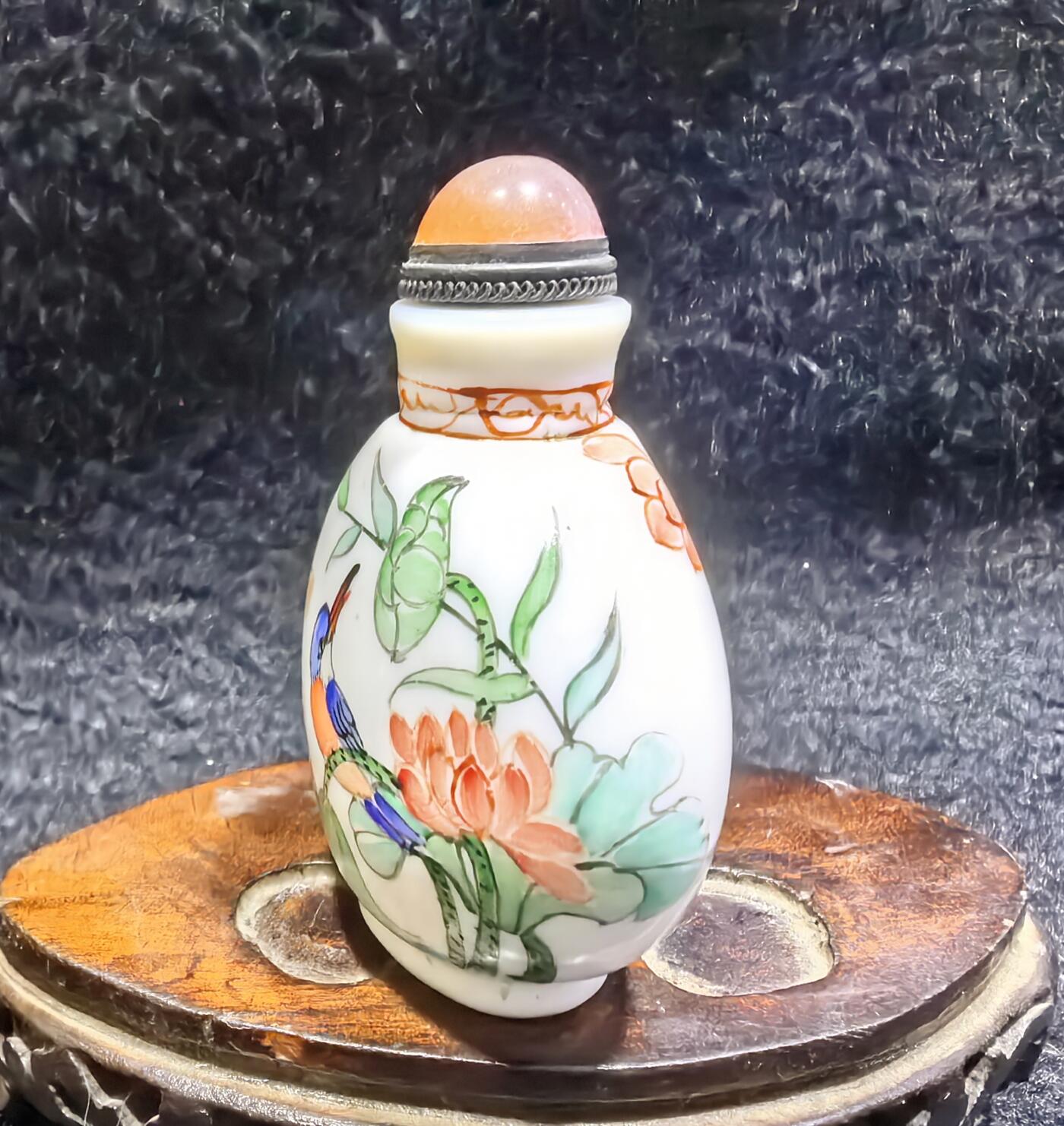 旧藏粉彩花鸟鼻烟壶，全品如图。尺寸:7.2cm.5.3cm*3.2cm