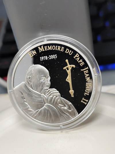 第175期拍卖【长期征集拍品】 - 【海寧潮】刚果2005年罗马教皇约翰保罗二世去世镀金银币带证书，925银，重25克银价194，发行量2005枚