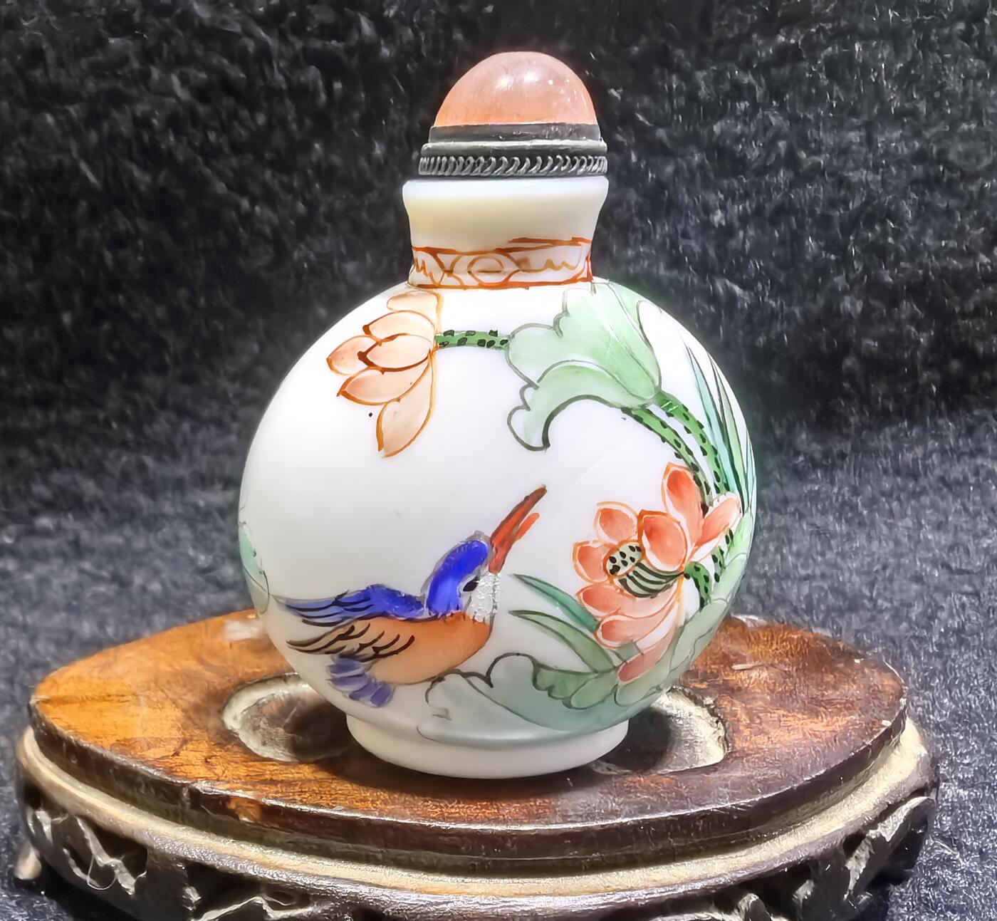 旧藏粉彩花鸟鼻烟壶，全品如图。尺寸:7.2cm.5.3cm*3.2cm