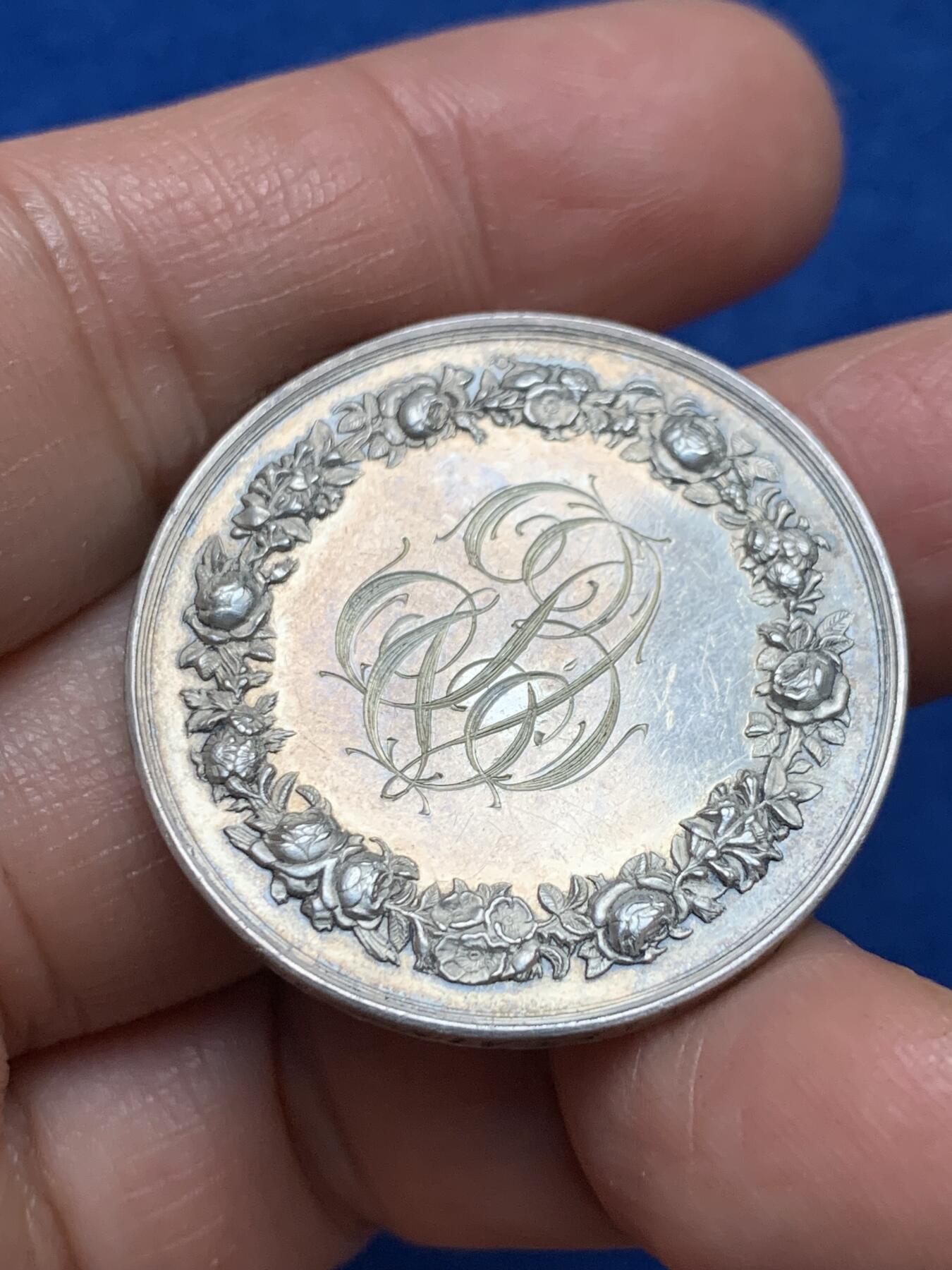 《竞宝斋》第342场 周日，周一，2场连拍 （全场包邮） 法国1880婚礼银章 33.7mm 直径挺大的 16.3克 烟斗argent边铭银标 背面刻花 边缘带刻字
