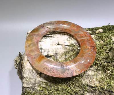 旧藏冰飘花南红玛瑙环，冰透水润，花纹自然，直径:5.4cm壁宽1.1cm一处天然石纹扣手，不影响佩戴。图中已做标记！ - 旧藏冰飘花南红玛瑙环，冰透水润，花纹自然，直径:5.4cm壁宽1.1cm一处天然石纹扣手，不影响佩戴。图中已做标记！