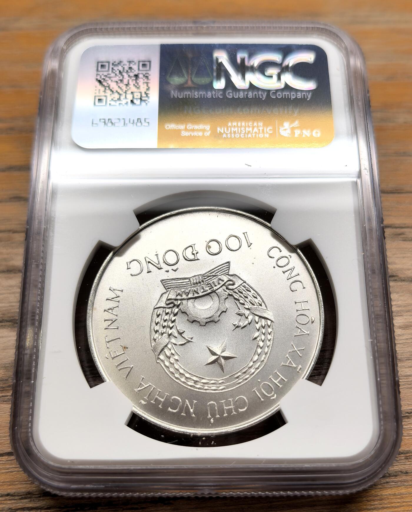 凡希社世界钱币微拍第二百九十四期 1988越南龙舟100Dong大银NGC-MS67，大字版。