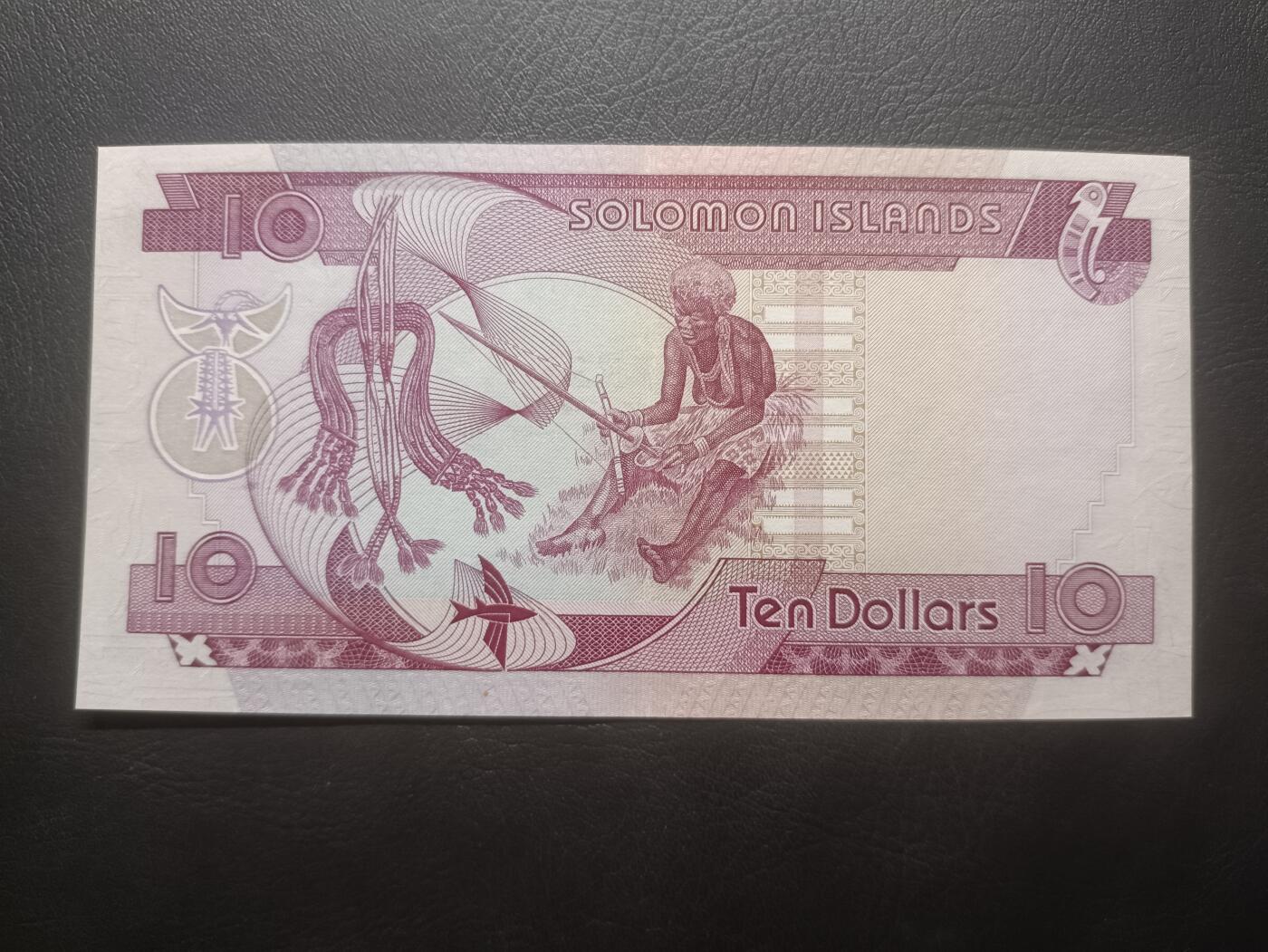 2025十一月第六期，总第204期 所罗门群岛1977版10元AUNC有裂口首冠A/1，中年女王和传统手工业