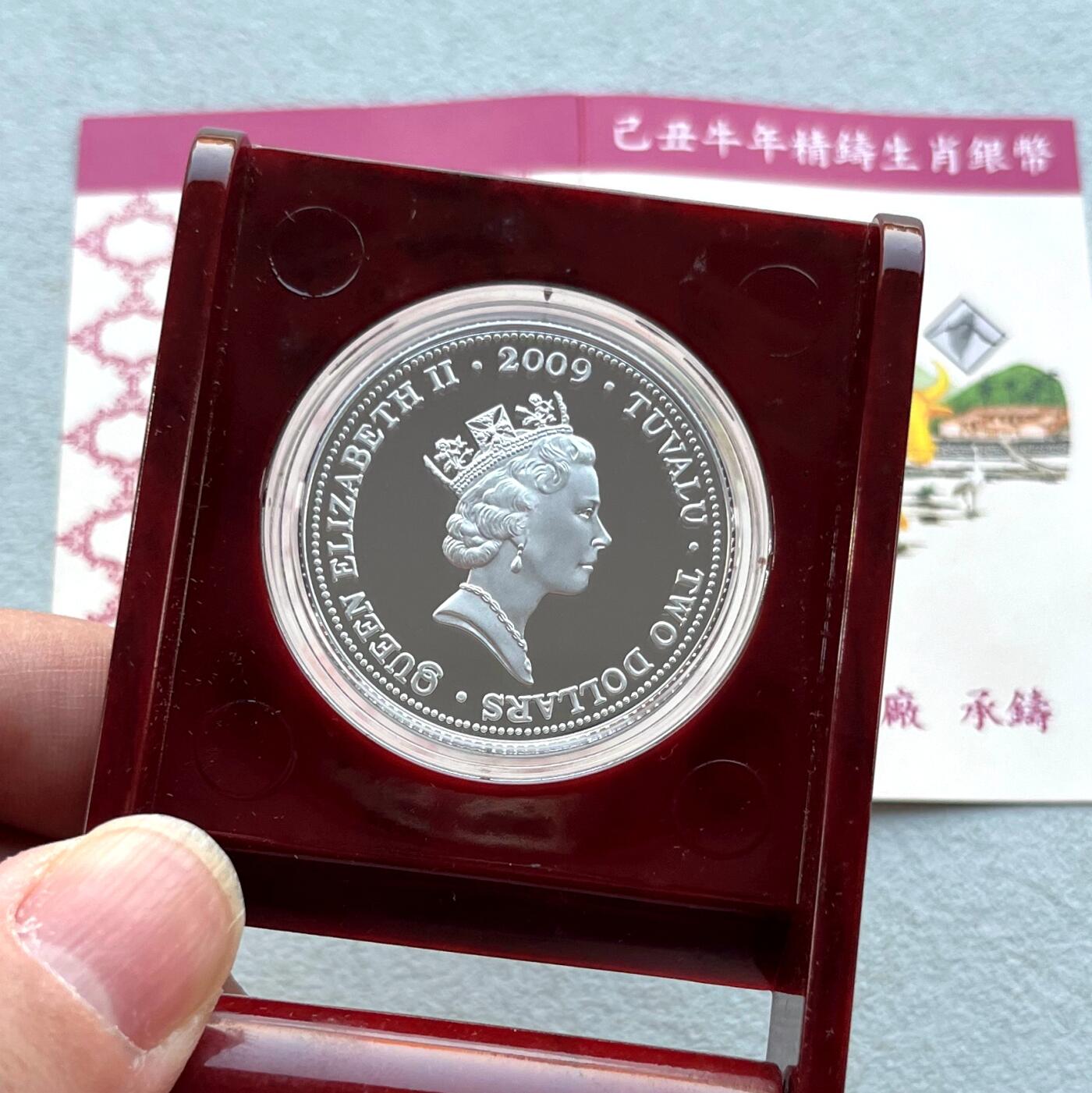 澳门钞、老台币、直布罗陀样钞、英国查尔斯国王新版英镑纸币首发冠千位号，台湾宝星奖章、联勤荣誉纪念章，韩国/哈萨克斯坦套币纪念币，图瓦卢/台湾生肖银币、陈水扁入职银币、台湾精制套币等。彼得堡世界钱币勋章拍卖第117期 图瓦卢2009年2元镀金精制纪念银币，生肖牛年、一盎司纯银。原盒证、中国台湾中央造币厂代铸。市价3-4百元