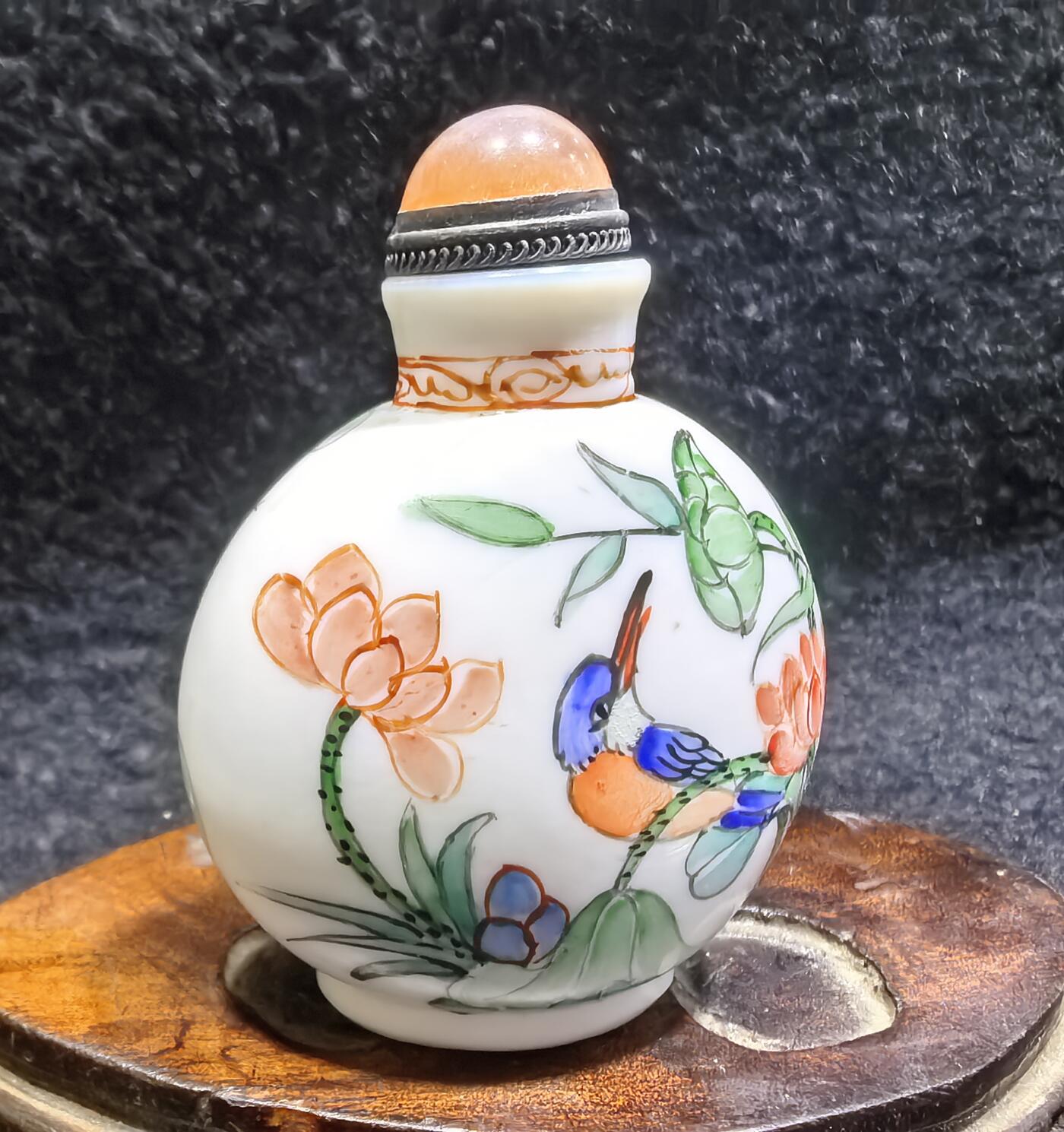 旧藏粉彩花鸟鼻烟壶，全品如图。尺寸:7.2cm.5.3cm*3.2cm