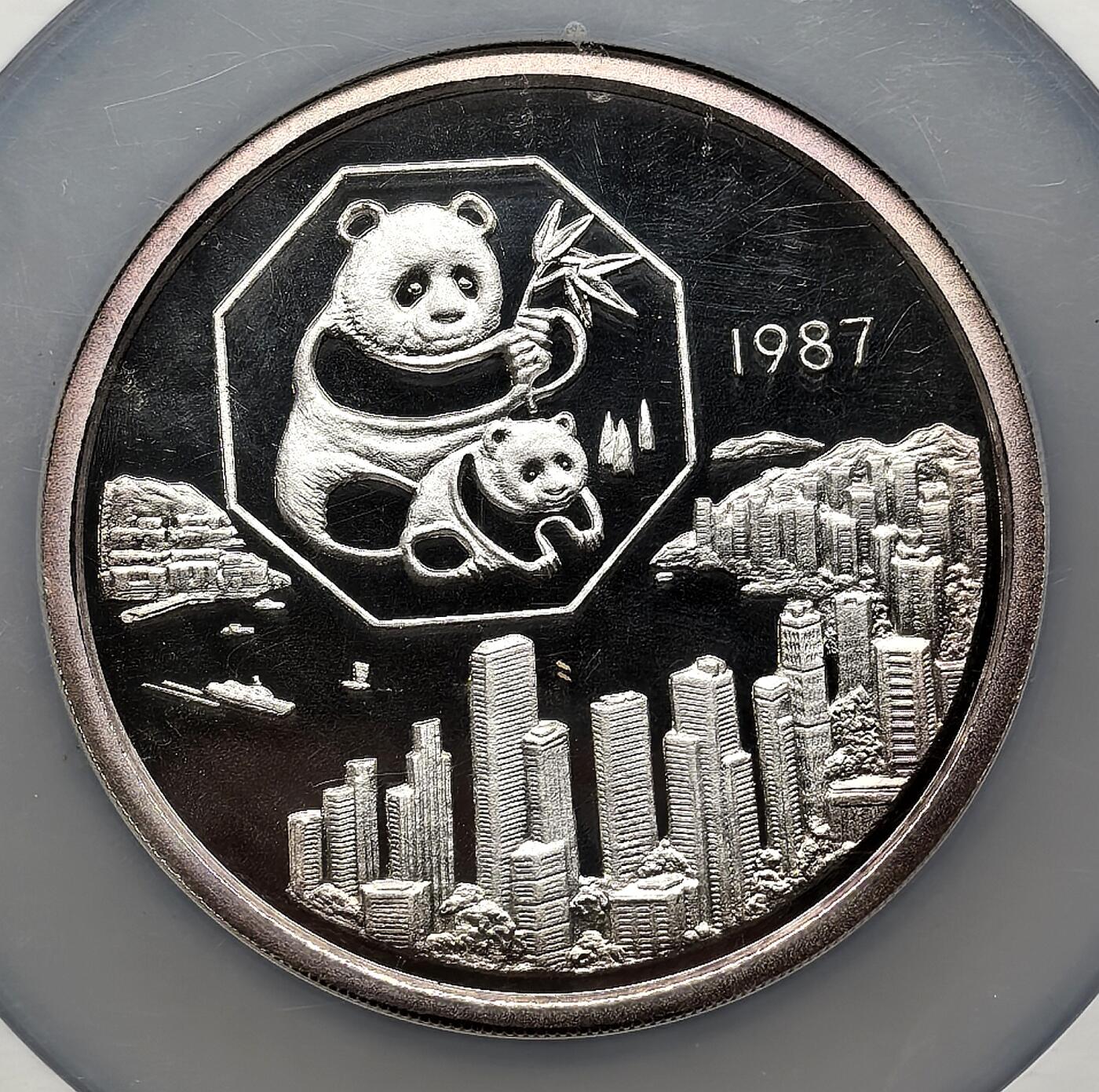 凡希社世界钱币微拍第二百九十四期 1987第六届香港币展官方熊猫5盎司银章NGC-PF69UC，顶级品，出厂原始状态，边缘有自然氧化形成的洋红环彩，十分养眼，早期官方币展章工艺精湛，铸量少，值得入藏。