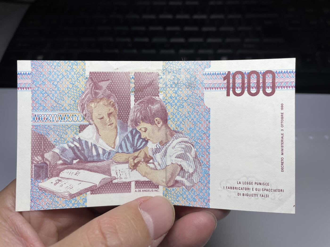 2024年集古藏今外币拍卖第十九期-第10场—（总第190拍-纸币专场），本期拍完结算一次，发货时间2-3天，休息几天后继续新的一期拍卖。 1990年意大利1000里拉，有胶贴