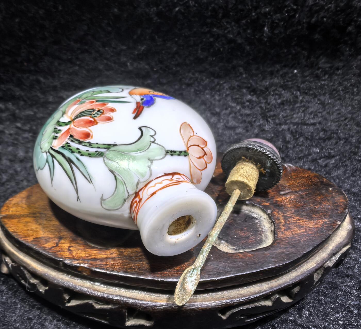 旧藏粉彩花鸟鼻烟壶，全品如图。尺寸:7.2cm.5.3cm*3.2cm