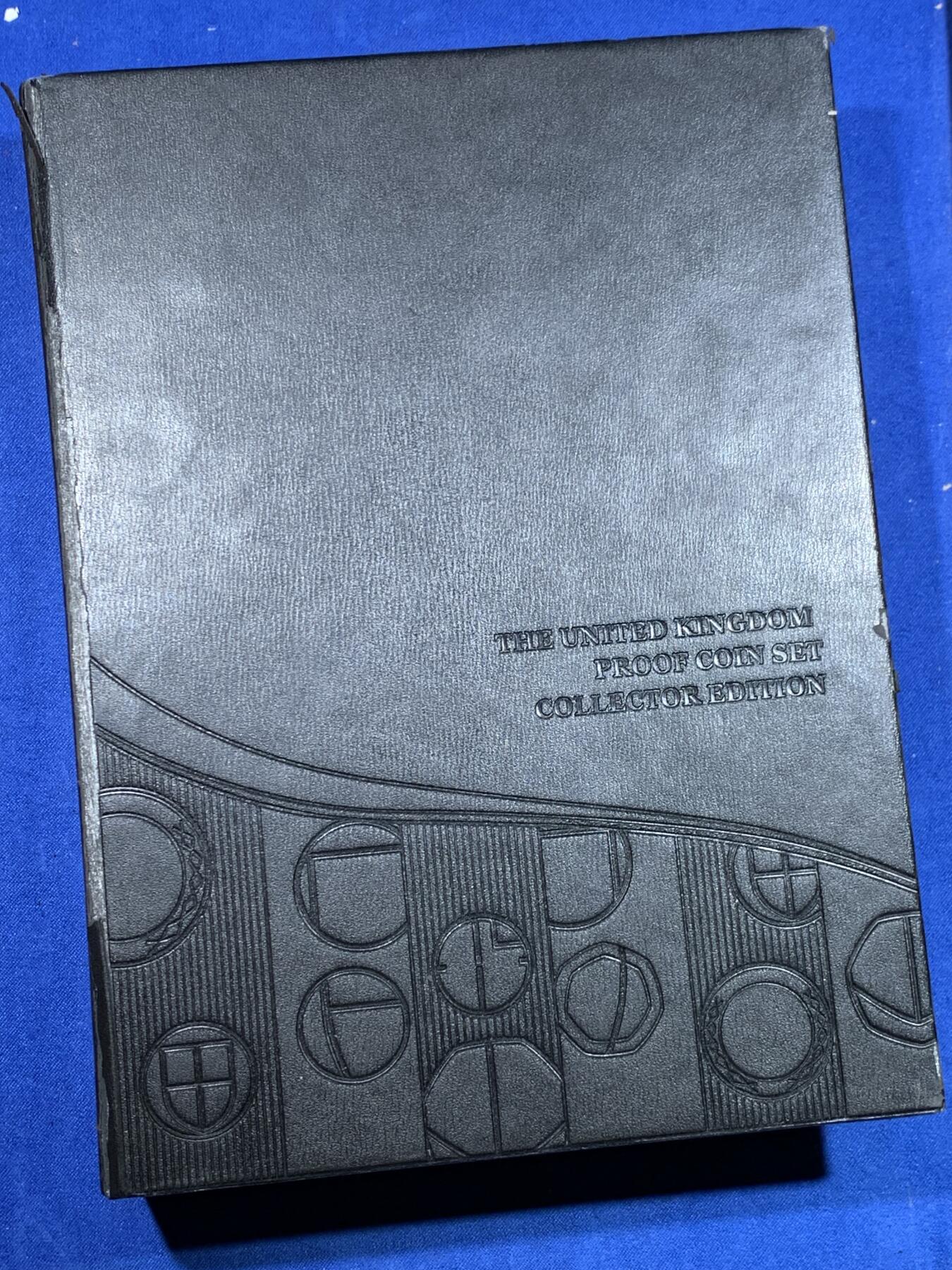 《竞宝斋》第342场 周日，周一，2场连拍 （全场包邮） 2015英国豪华PS 带8枚盾徽版纪念币和5枚纪念币 原装全套证书齐全 包装高端大气上档次 外壳有点掉皮 发行价将近200英镑 高价品种 细节见图