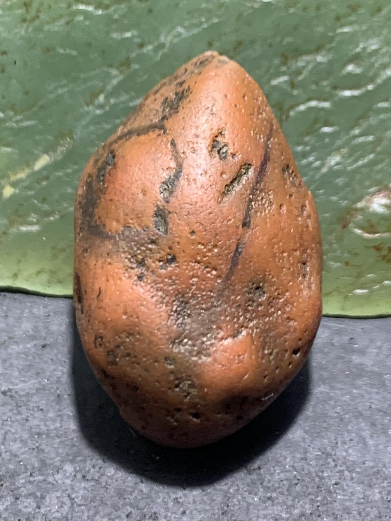 精美红皮荔枝冻心南红玛瑙原石一颗，