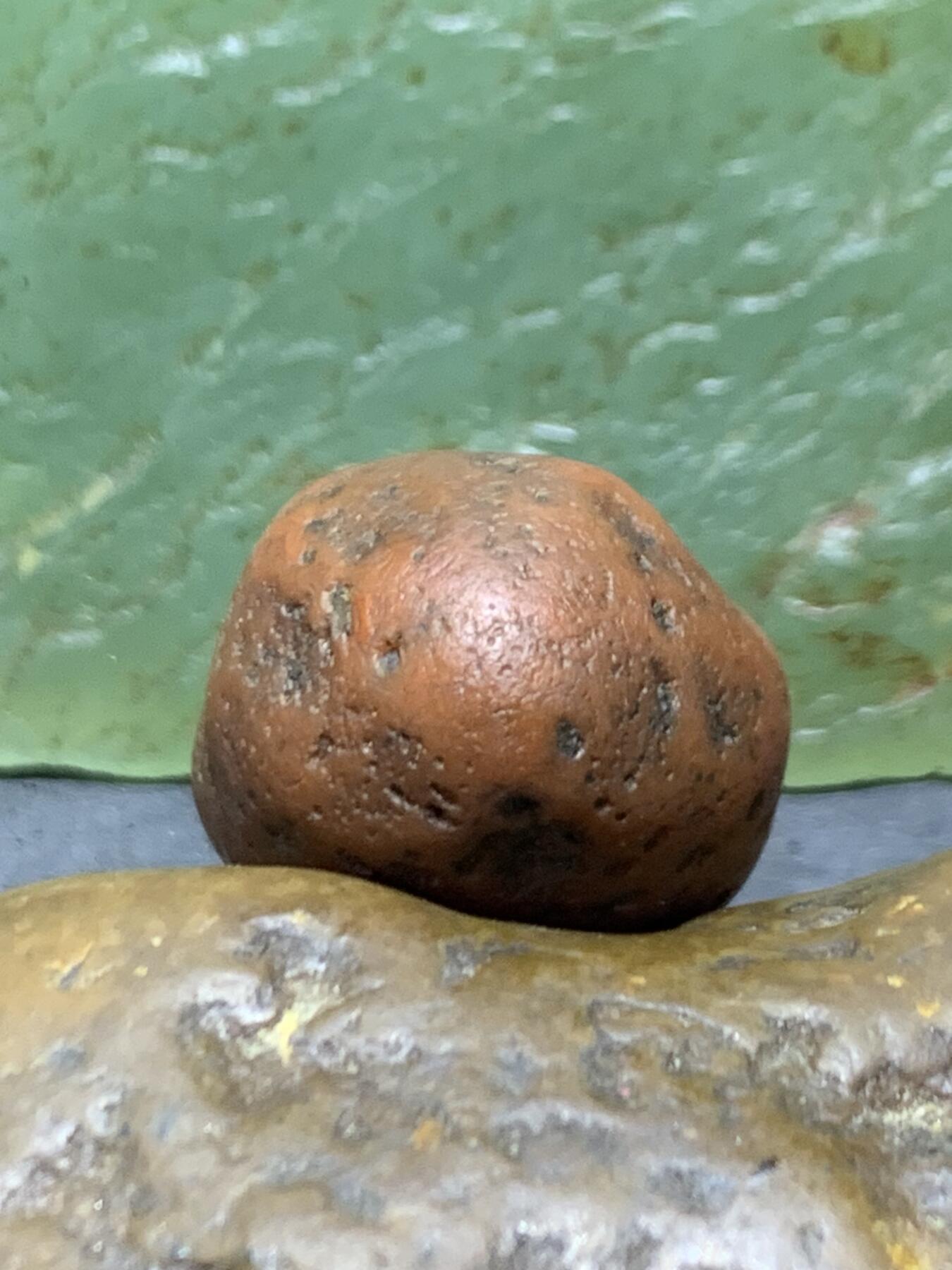 精美红皮荔枝冻心南红玛瑙原石一颗，