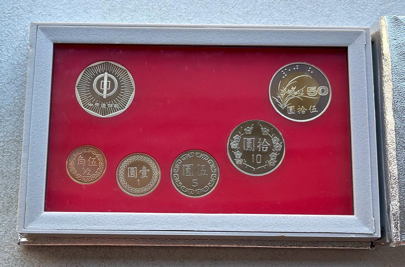 澳门钞、老台币、直布罗陀样钞、英国查尔斯国王新版英镑纸币首发冠千位号，台湾宝星奖章、联勤荣誉纪念章，韩国/哈萨克斯坦套币纪念币，图瓦卢/台湾生肖银币、陈水扁入职银币、台湾精制套币等。彼得堡世界钱币勋章拍卖第117期 中国台湾1999年精制套币、生肖兔年，民国88年，原盒证