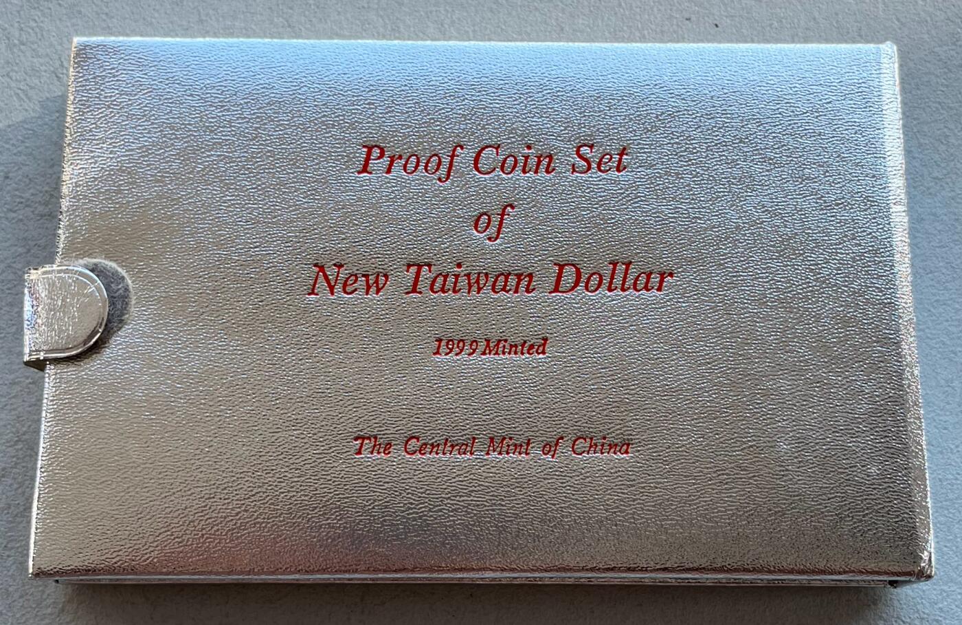 澳门钞、老台币、直布罗陀样钞、英国查尔斯国王新版英镑纸币首发冠千位号，台湾宝星奖章、联勤荣誉纪念章，韩国/哈萨克斯坦套币纪念币，图瓦卢/台湾生肖银币、陈水扁入职银币、台湾精制套币等。彼得堡世界钱币勋章拍卖第117期 中国台湾1999年精制套币、生肖兔年，民国88年，原盒证