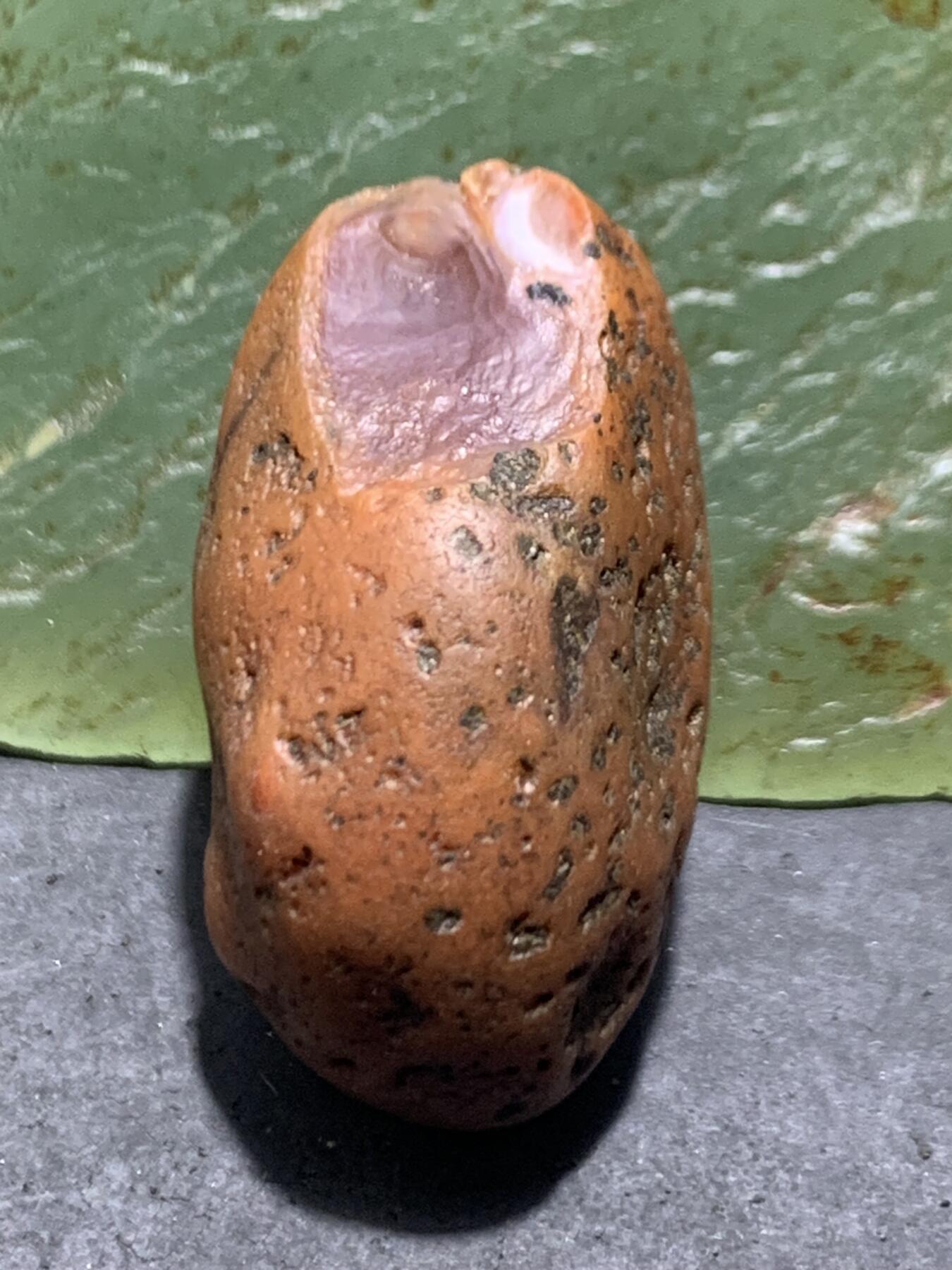 精美红皮荔枝冻心南红玛瑙原石一颗，