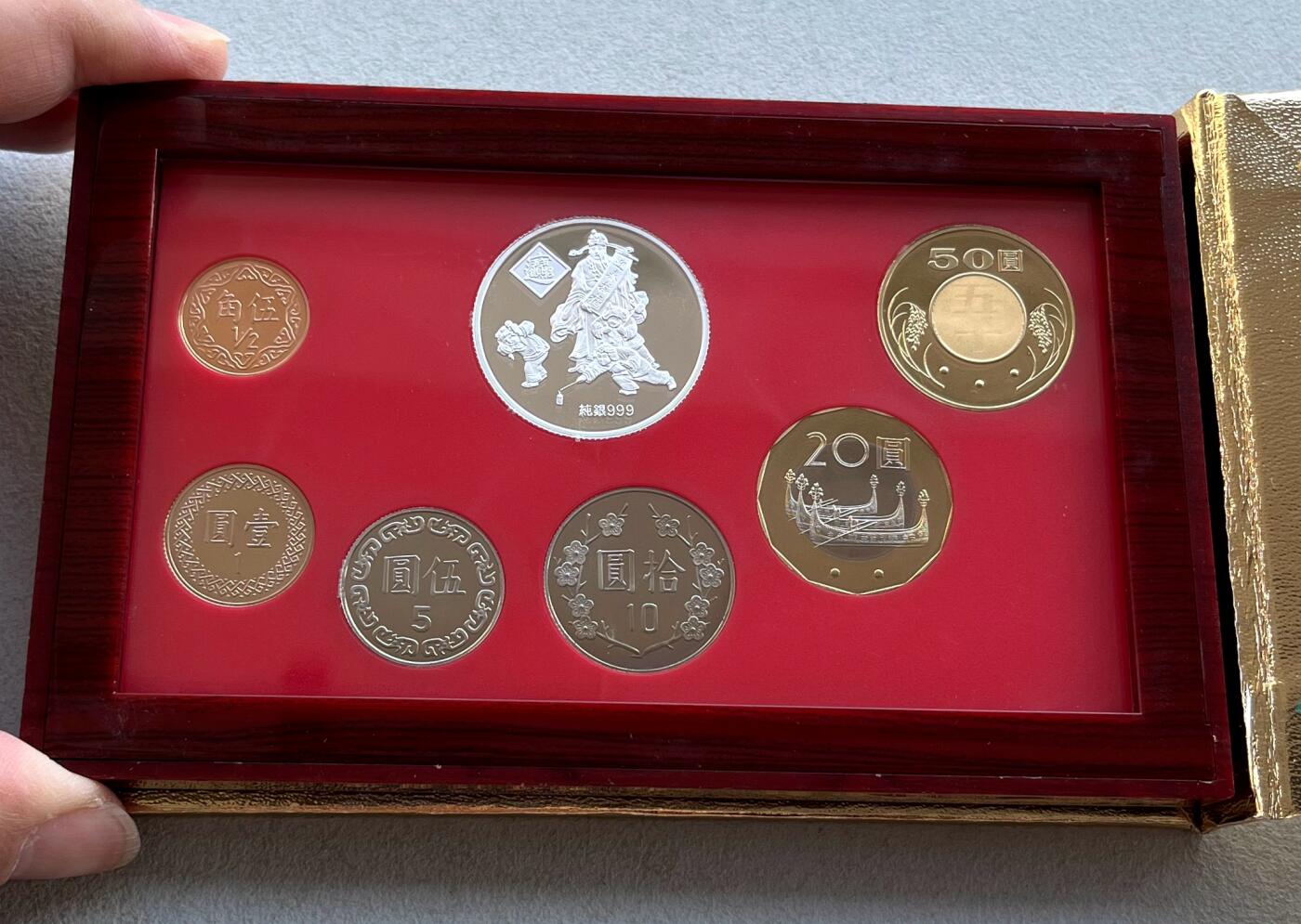 澳门钞、老台币、直布罗陀样钞、英国查尔斯国王新版英镑纸币首发冠千位号，台湾宝星奖章、联勤荣誉纪念章，韩国/哈萨克斯坦套币纪念币，图瓦卢/台湾生肖银币、陈水扁入职银币、台湾精制套币等。彼得堡世界钱币勋章拍卖第117期 中国台湾2004年精制套币、生肖猴年，含半盎司纯银章。民国93年，原盒证。这种带银章的少、市价3百多元
