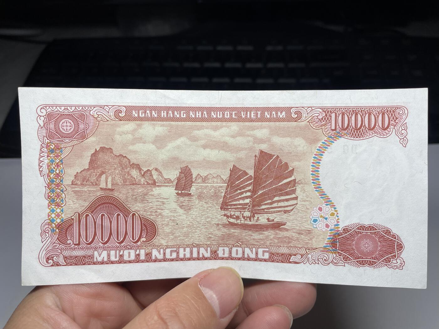 2024年集古藏今外币拍卖第十九期-第10场—（总第190拍-纸币专场），本期拍完结算一次，发货时间2-3天，休息几天后继续新的一期拍卖。 1993年越南10000盾