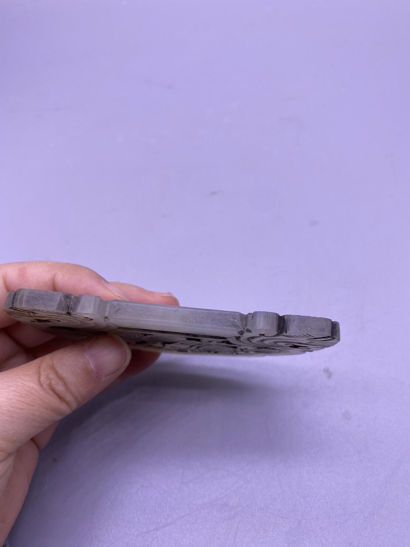 老和田玉锁，尺寸8.8*6厘米，品相如图，500包快递