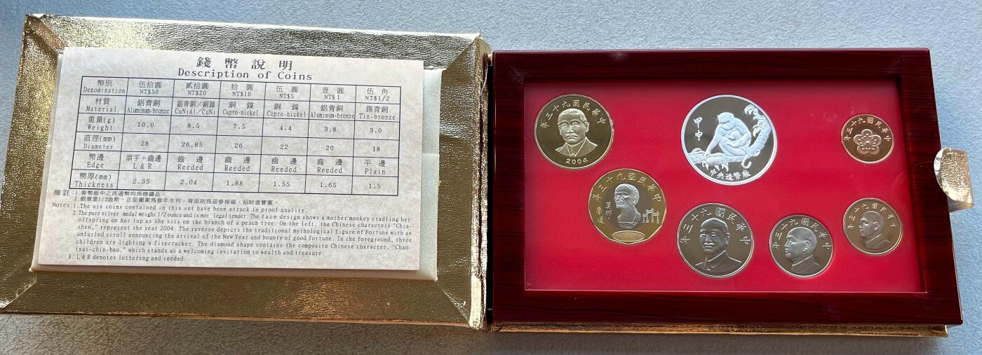 澳门钞、老台币、直布罗陀样钞、英国查尔斯国王新版英镑纸币首发冠千位号，台湾宝星奖章、联勤荣誉纪念章，韩国/哈萨克斯坦套币纪念币，图瓦卢/台湾生肖银币、陈水扁入职银币、台湾精制套币等。彼得堡世界钱币勋章拍卖第117期 中国台湾2004年精制套币、生肖猴年，含半盎司纯银章。民国93年，原盒证。这种带银章的少、市价3百多元