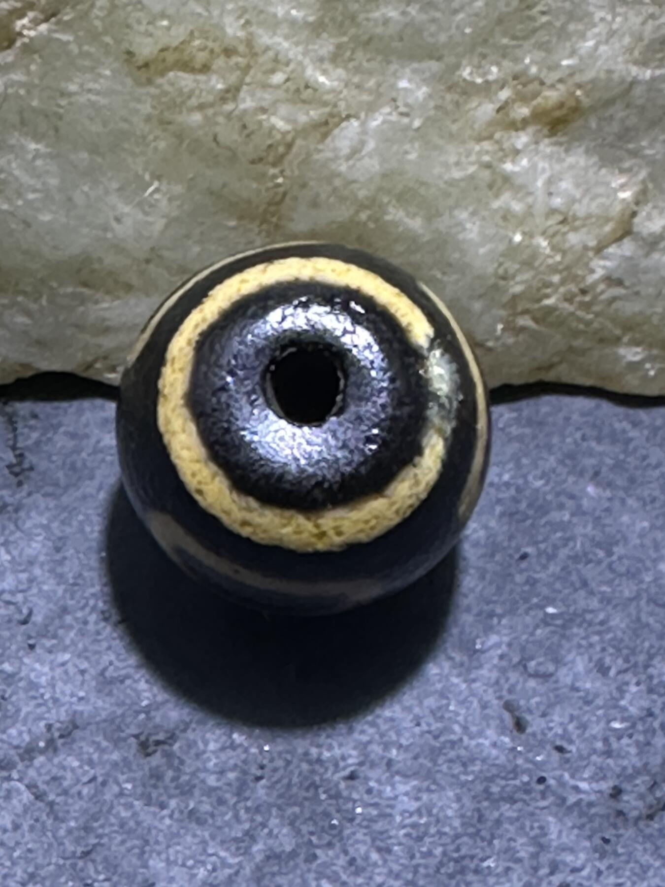 藏传财神玛瑙随形天珠一颗，