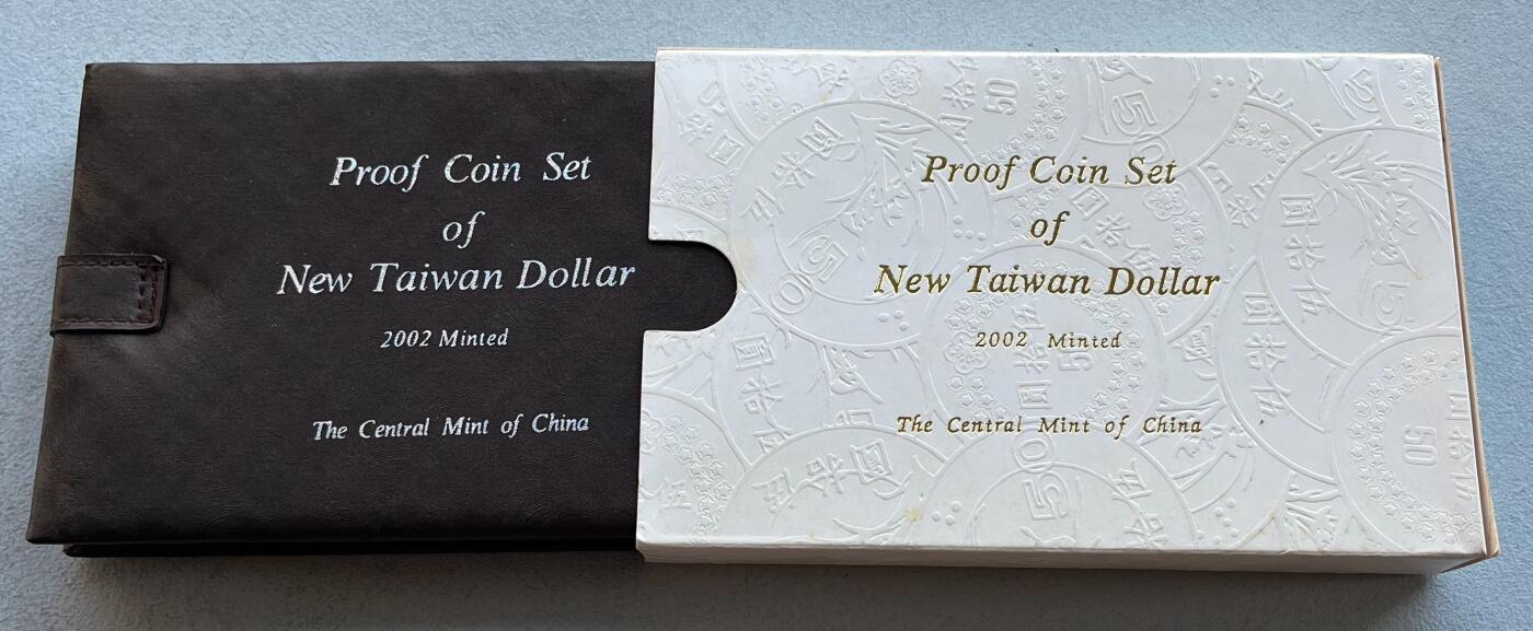 澳门钞、老台币、直布罗陀样钞、英国查尔斯国王新版英镑纸币首发冠千位号，台湾宝星奖章、联勤荣誉纪念章，韩国/哈萨克斯坦套币纪念币，图瓦卢/台湾生肖银币、陈水扁入职银币、台湾精制套币等。彼得堡世界钱币勋章拍卖第117期 中国台湾2002年精制套币、生肖马年，含半盎司纯银章。民国91年，原盒证。这种带银章的少、市价3百多元