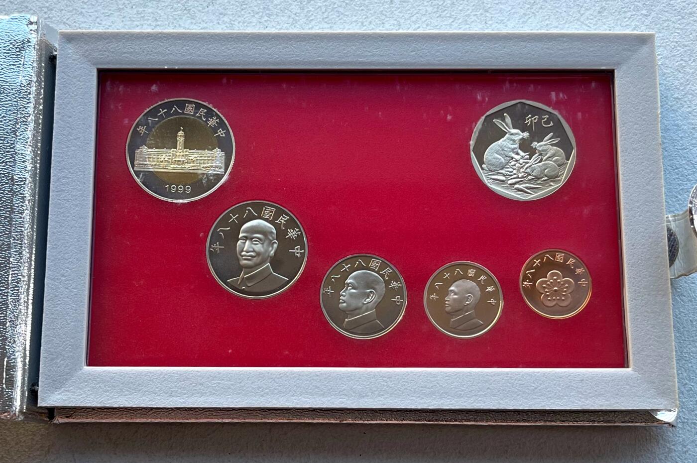 澳门钞、老台币、直布罗陀样钞、英国查尔斯国王新版英镑纸币首发冠千位号，台湾宝星奖章、联勤荣誉纪念章，韩国/哈萨克斯坦套币纪念币，图瓦卢/台湾生肖银币、陈水扁入职银币、台湾精制套币等。彼得堡世界钱币勋章拍卖第117期 中国台湾1999年精制套币、生肖兔年，民国88年，原盒证