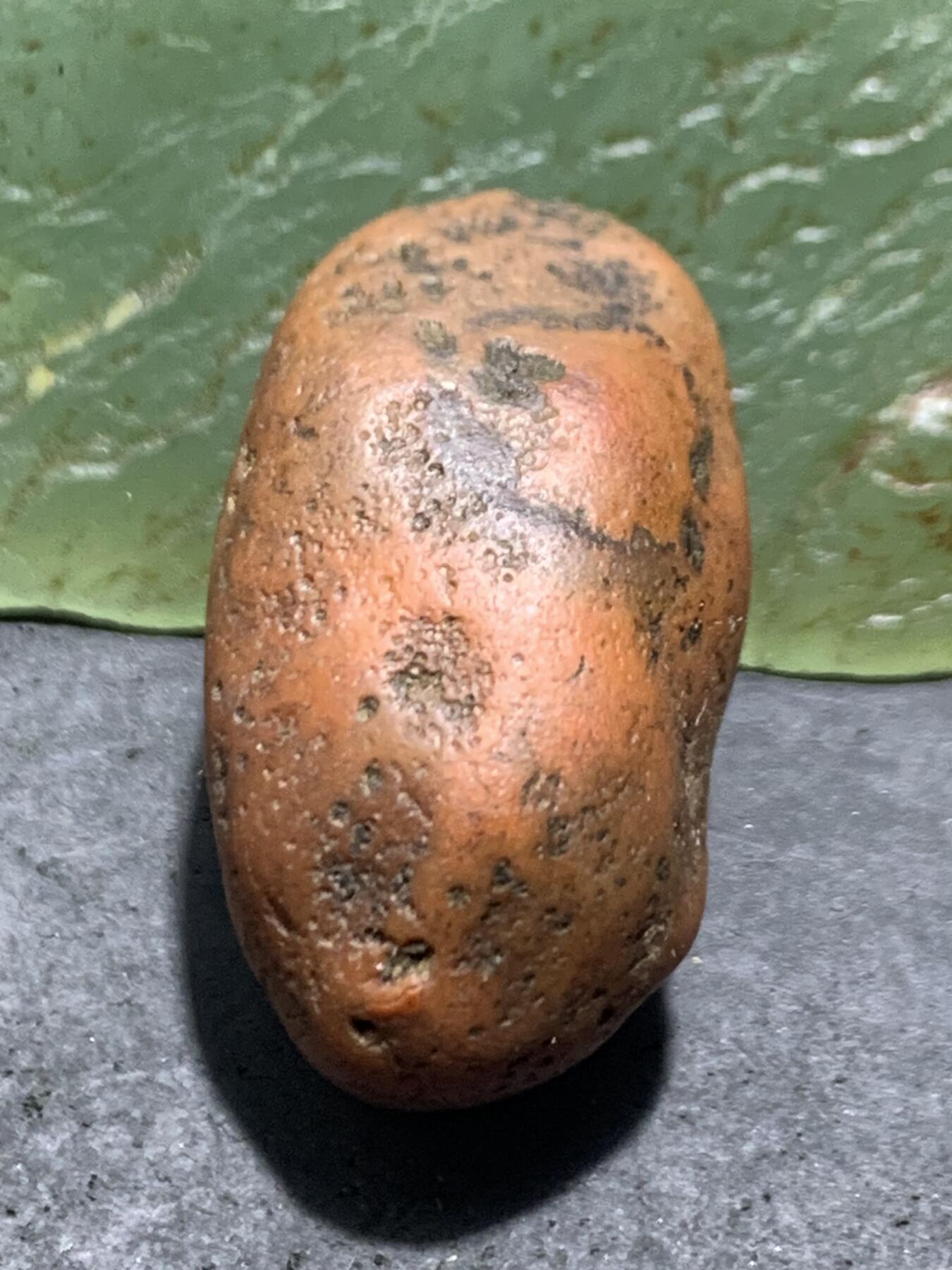 精美红皮荔枝冻心南红玛瑙原石一颗，