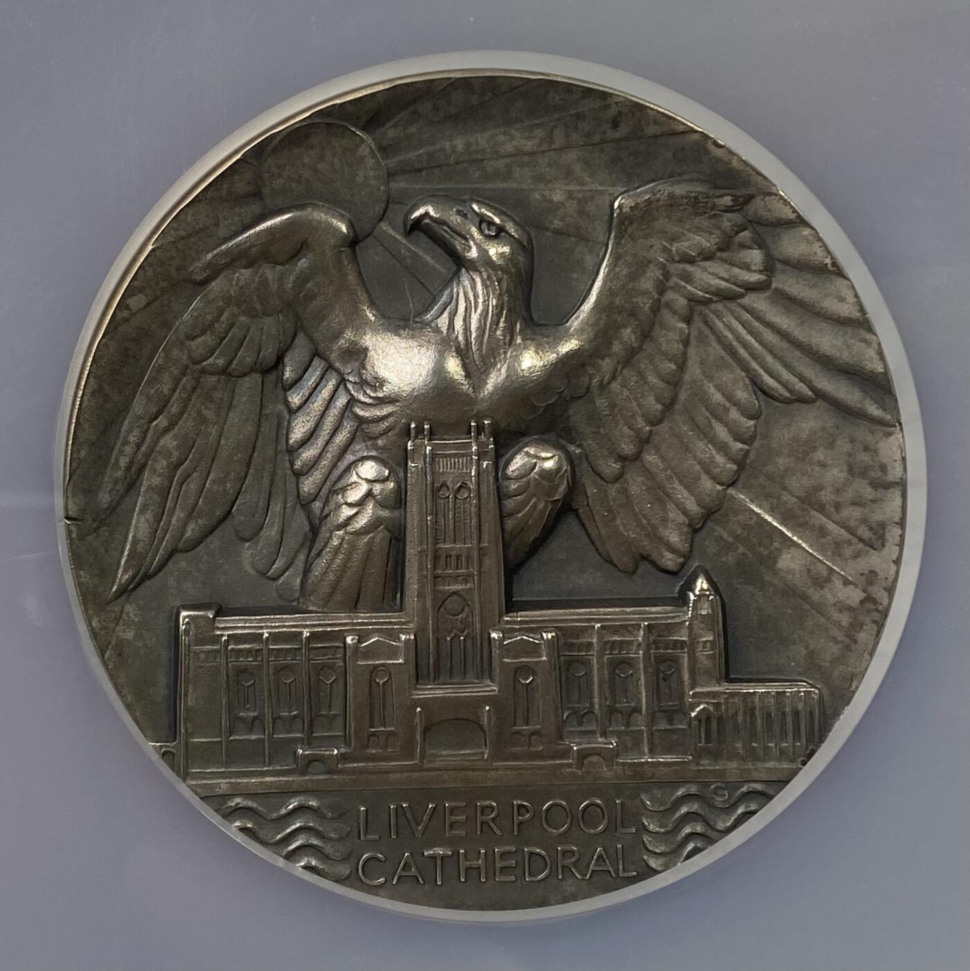 万国钱币拍卖第040期（万国2025新年大拍） NGC MS64 1934年英国利物浦大教堂为特级技师工作33周年颁布的银质奖章，直径57毫米，重73.6克带原盒，由当代著名雕塑大师吉尔伯特出品。