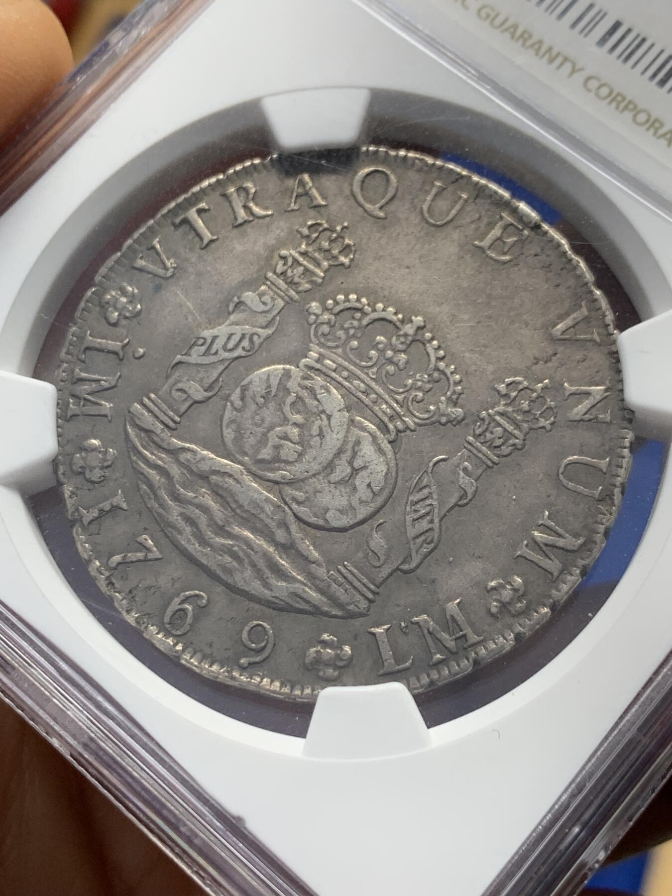 《竞宝斋》第343场 周日，周一，2场连拍 （全场包邮） NGC AU53 西属秘鲁 地球双柱 8瑞尔 1769 LM JM 单点版 双面深打 深彩包浆