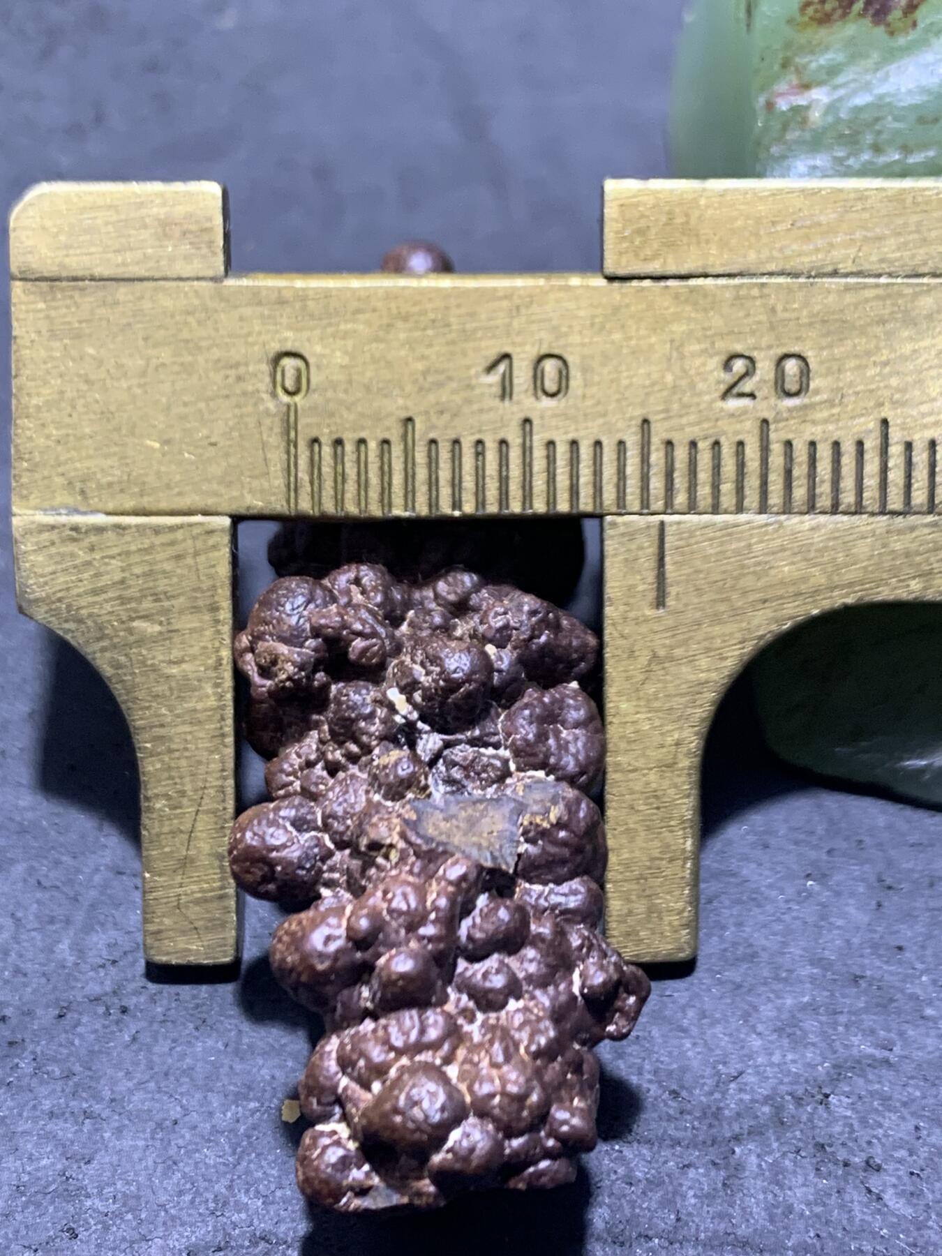 精美罕见红皮鱼籽纹戈壁黑金刚原石一块