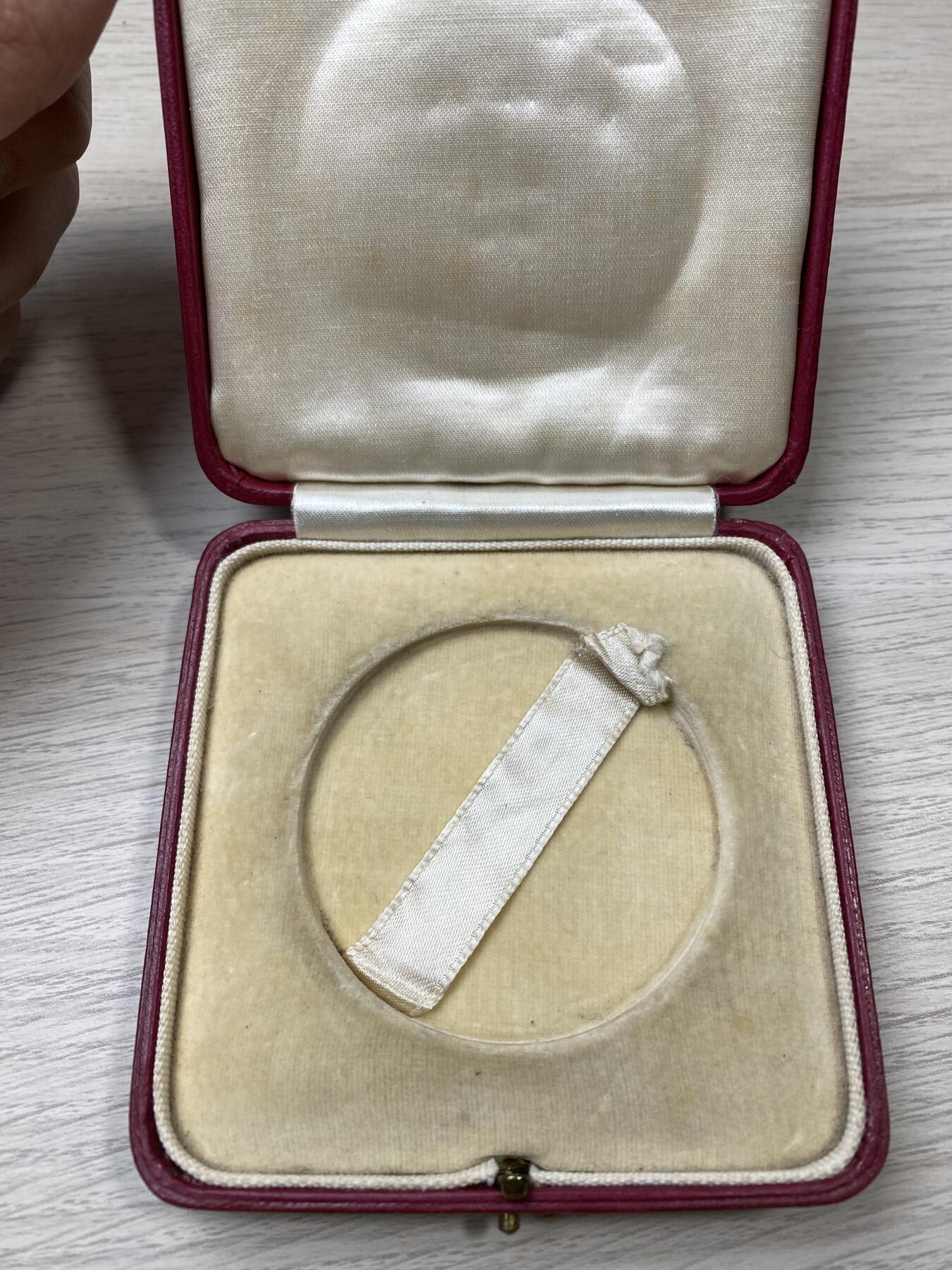 万国钱币拍卖第040期（万国2025新年大拍） NGC MS64 1934年英国利物浦大教堂为特级技师工作33周年颁布的银质奖章，直径57毫米，重73.6克带原盒，由当代著名雕塑大师吉尔伯特出品。