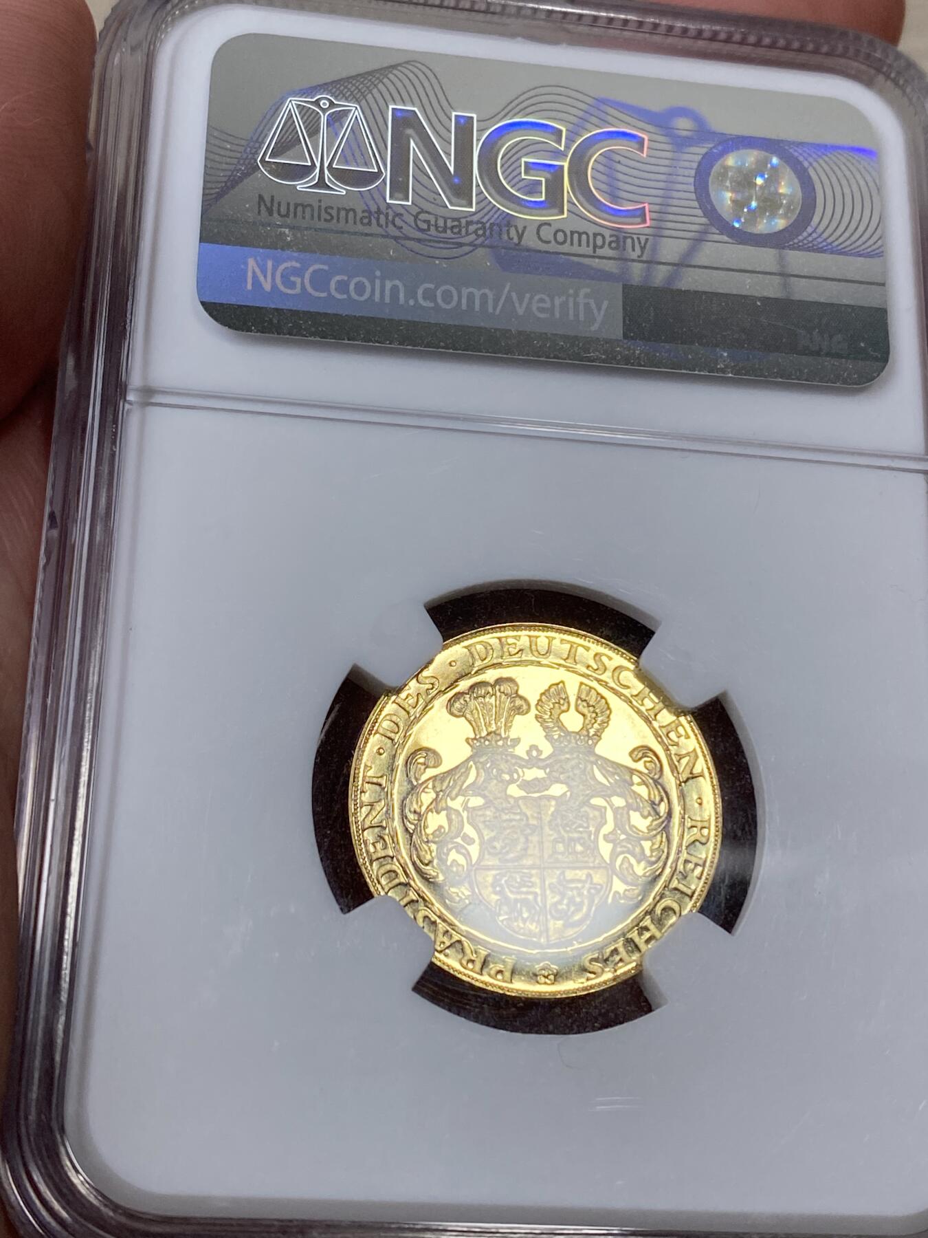 万国钱币拍卖第040期（万国2025新年大拍） NGC PF66CAM 1928年德国魏玛共和国兴登堡总统80大寿纪念20马克金质币章 顶级深度镜面 百年金辉如同现代币的工艺 顶级完美收藏品质