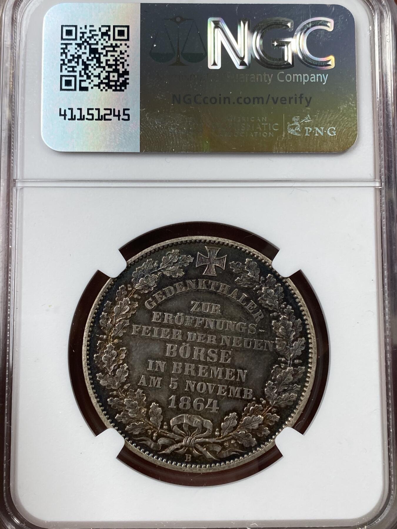 万国钱币拍卖第040期（万国2025新年大拍） NGC MS61 1864年不莱梅自由是证券交易所泰勒 联合泰勒名誉品之一  汉诺威造币厂铸造 发行量仅5000枚 原味五彩包浆 不莱梅市徽上方刊德文“上帝保佑贸易与航运”这座美丽的新哥特风格建筑在1943年毁于战火 庆幸的是还能在此币上欣赏她的美丽