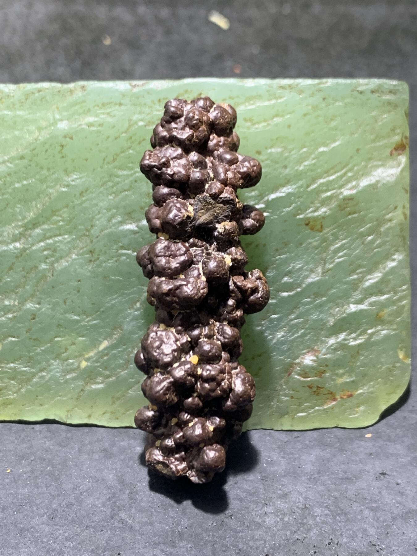 精美罕见红皮鱼籽纹戈壁黑金刚原石一块