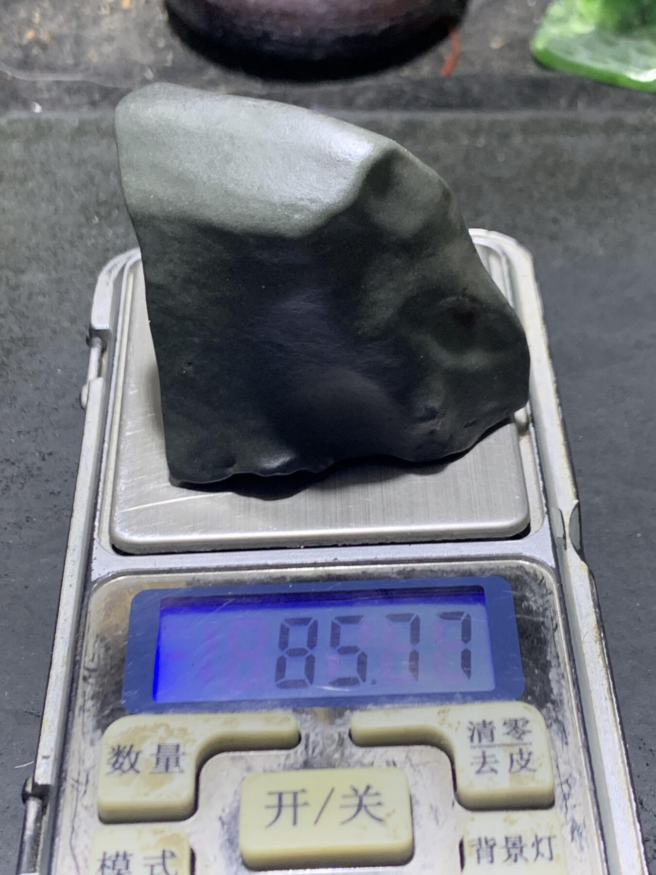 精美罕见新疆老皮绿泥石地表籽料原石把件（镇纸，摆件） 一块，