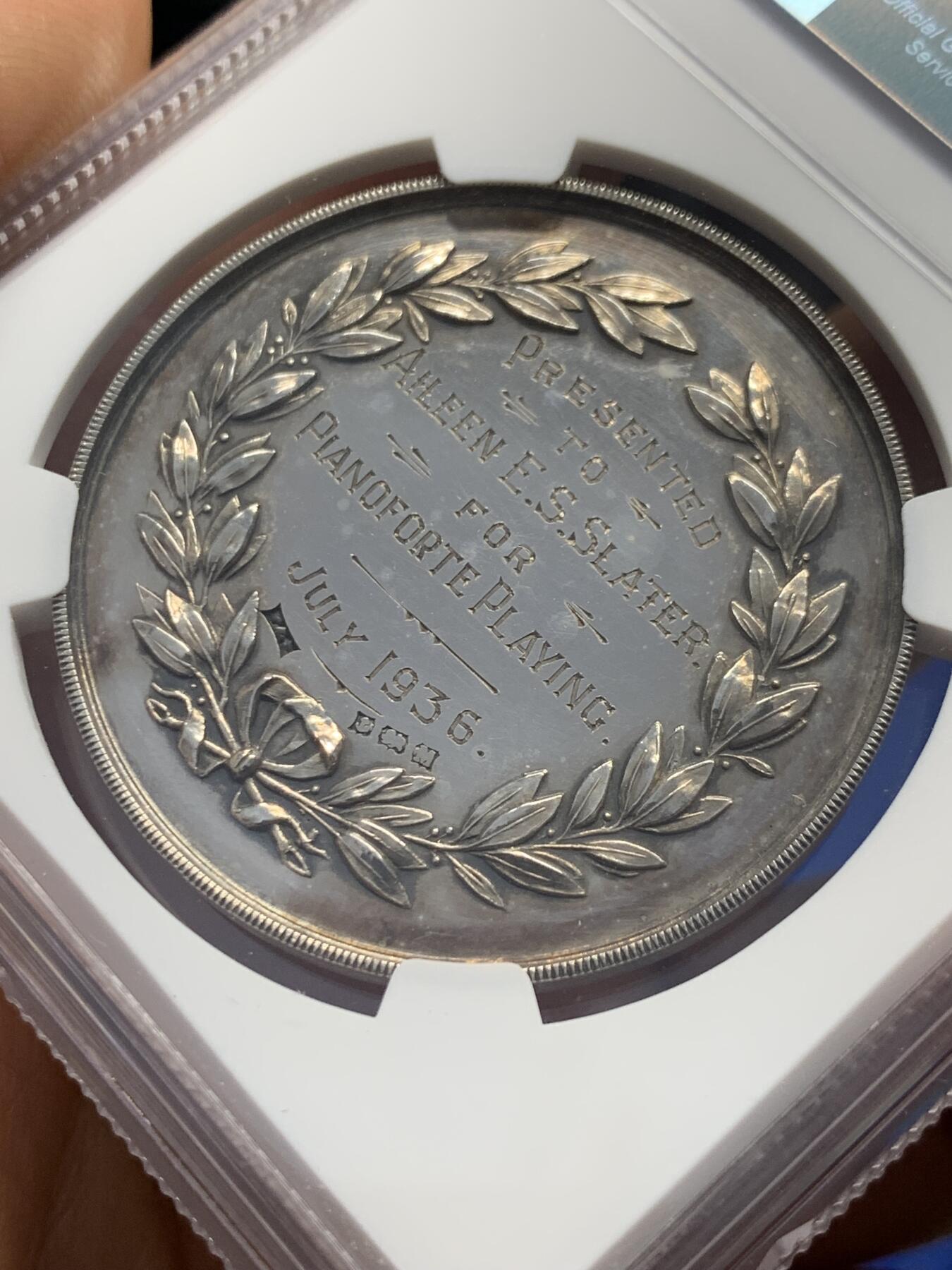 《竞宝斋》第343场 周日，周一，2场连拍 （全场包邮） NGC UNCD 英国1936年伦敦音乐学院钢琴演奏获奖银章，直径38毫米，重20.3克，由著名徽章大师F&S制作，银戳齐全。