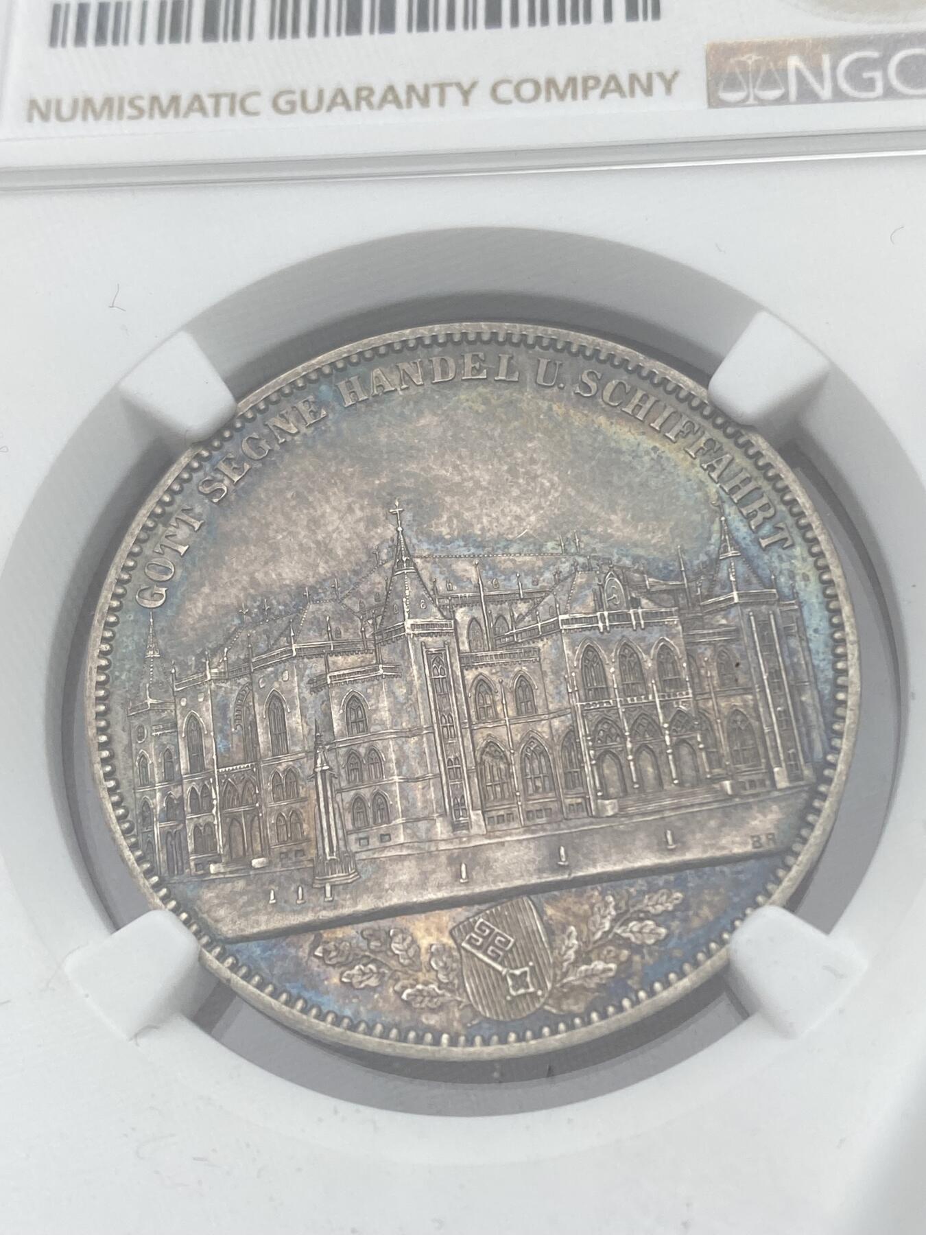 万国钱币拍卖第040期（万国2025新年大拍） NGC MS61 1864年不莱梅自由是证券交易所泰勒 联合泰勒名誉品之一  汉诺威造币厂铸造 发行量仅5000枚 原味五彩包浆 不莱梅市徽上方刊德文“上帝保佑贸易与航运”这座美丽的新哥特风格建筑在1943年毁于战火 庆幸的是还能在此币上欣赏她的美丽