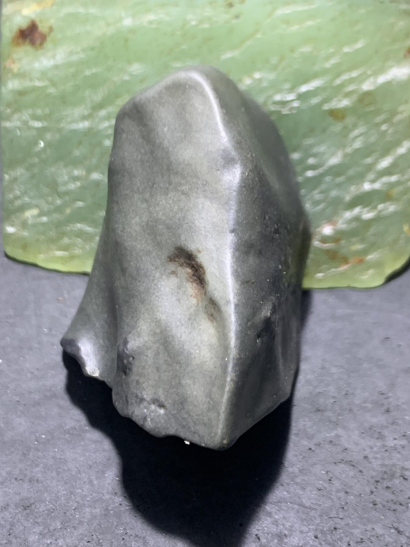 精美罕见新疆老皮绿泥石地表籽料原石把件（镇纸，摆件） 一块，